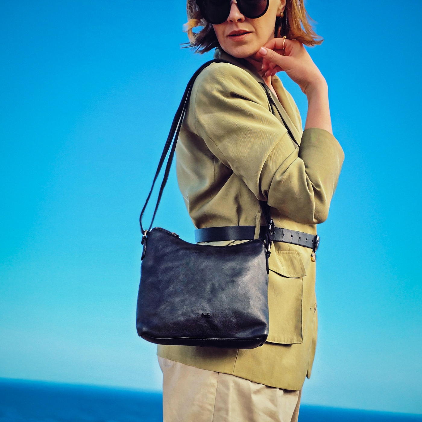 Kožená crossbody kabelka s moderním designem Noelia Bolger materiál kůže zapínání na zip barva černá velikost malá NB 2400 C Lifestyle