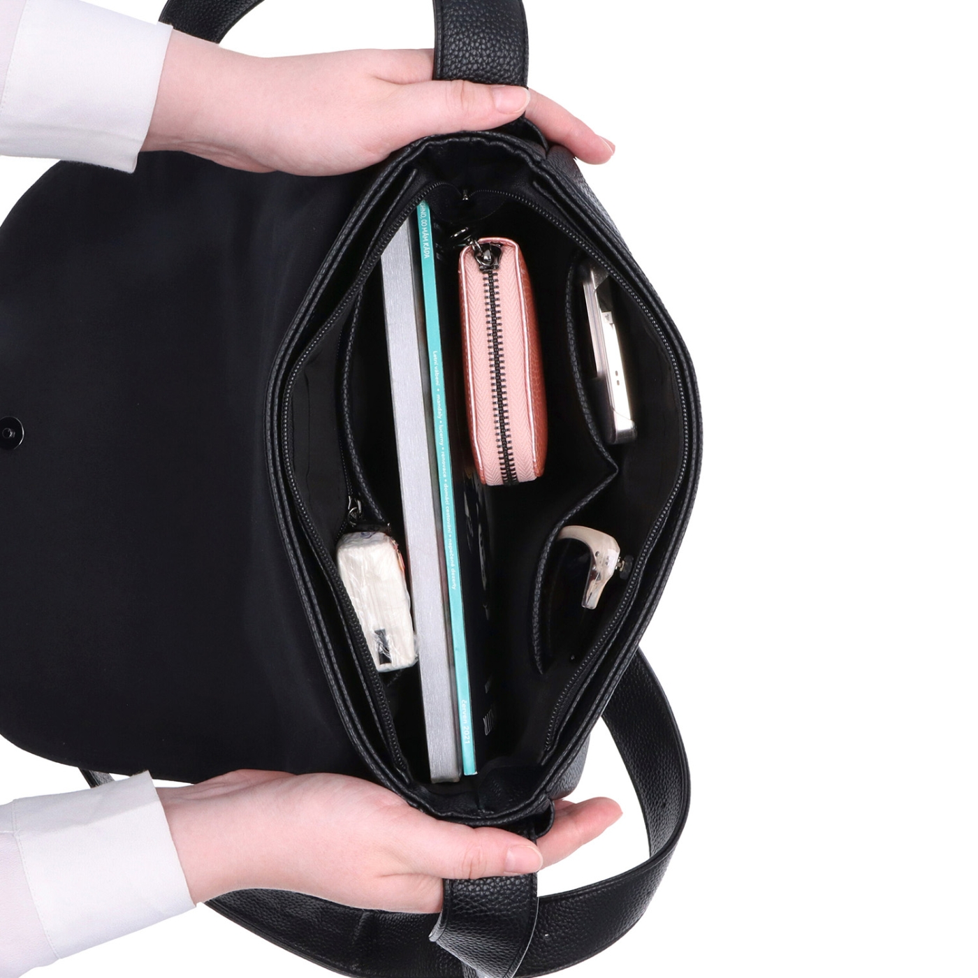 Elegantní dámská kabelka přes rameno s klopou Carmelo materiál syntetická kůže zapínání na zip barva černá velikost střední 4394 C Vnitřek