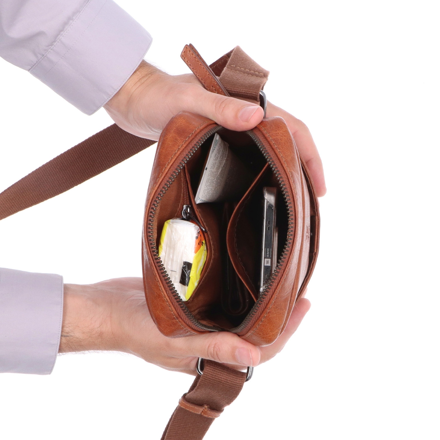 Malá kožená crossbody Poyem materiál kůže zapínání na zip barva koňaková velikost malá 2213 Poyem KO Vnitřek
