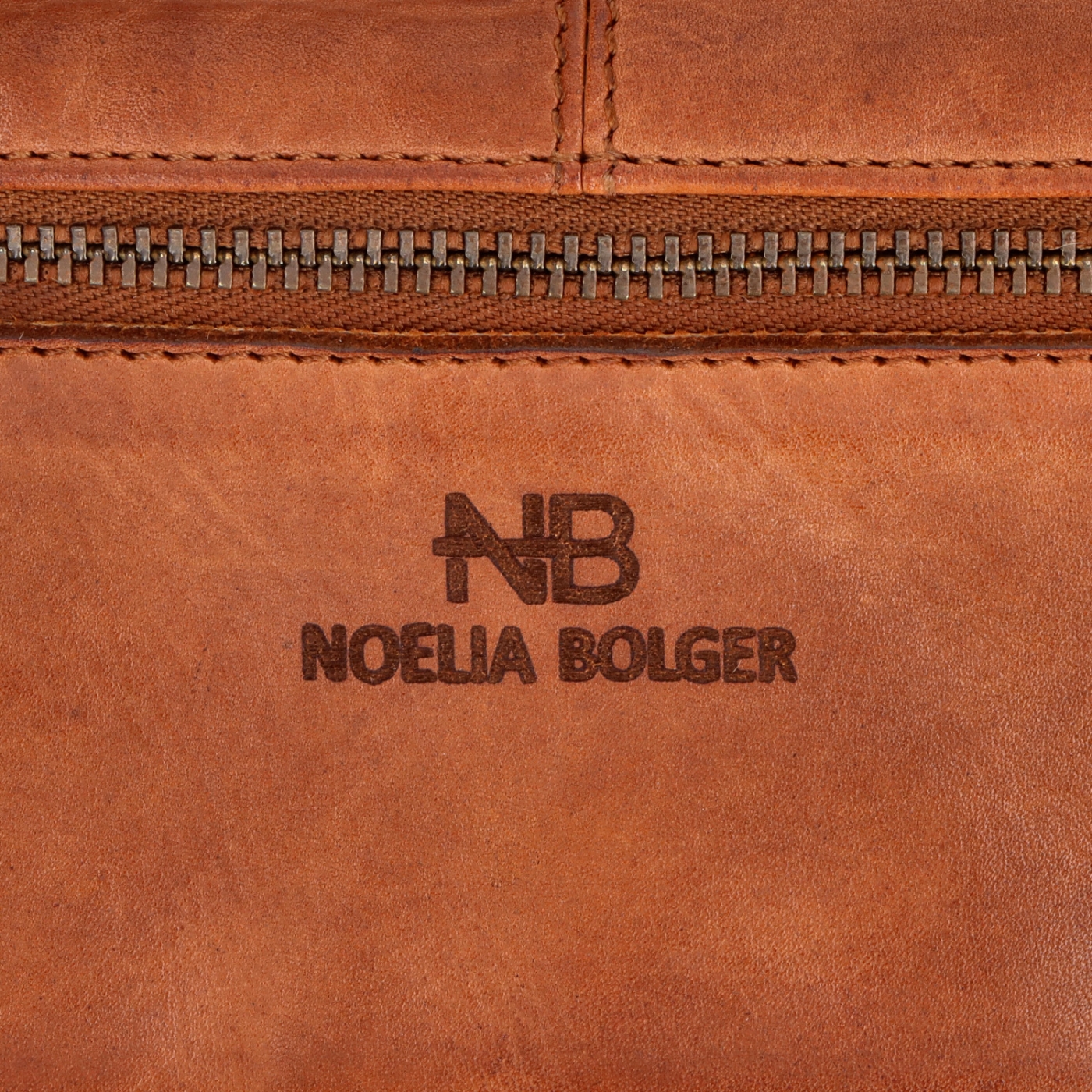 Dlouhá kožená peněženka s prošitím Noelia Bolger materiál kůže zapínání na cvoček barva koňaková velikost velká 5126 NB KO Logo