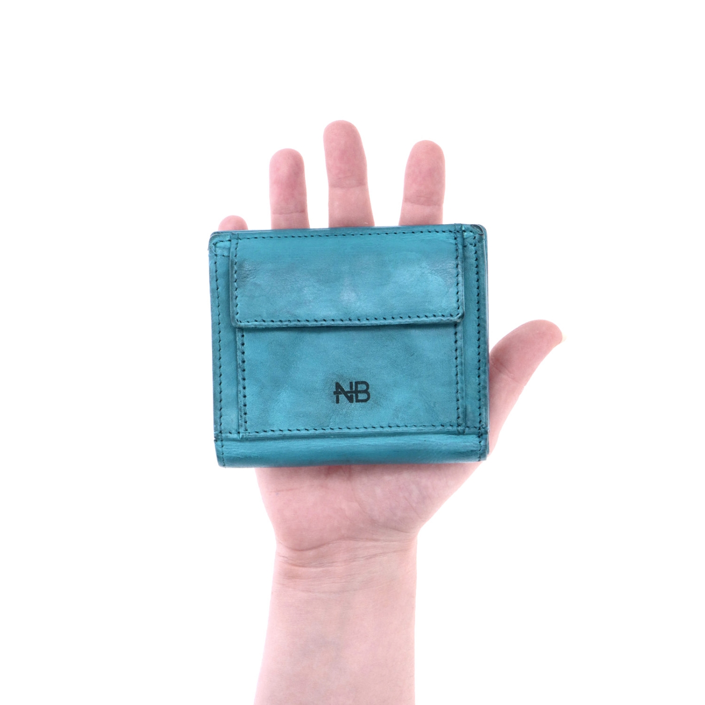 Malá kožená peněženka s unisex designem Noelia Bolger materiál kůže barva tyrkysová velikost malá 5133 NB TYR V ruce