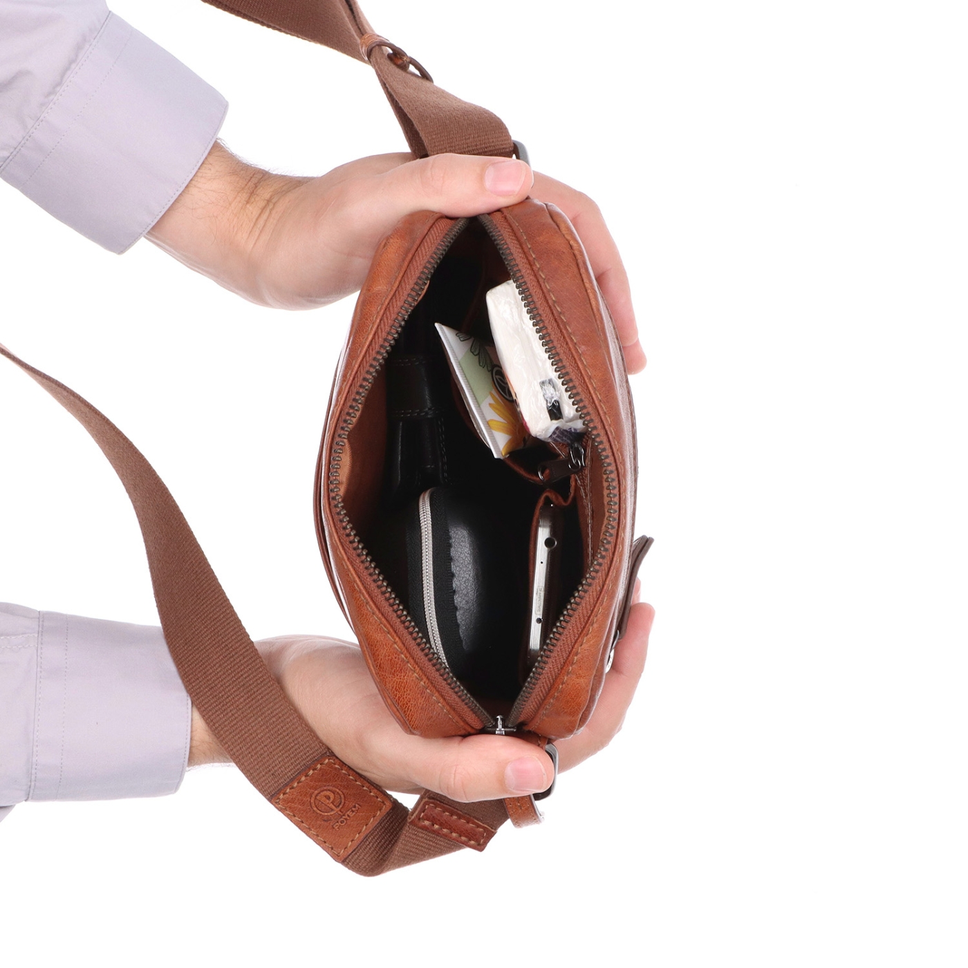 Kožená crossbody taška Poyem materiál kůže barva koňaková velikost malá 2200 Poyem KO Vnitřek