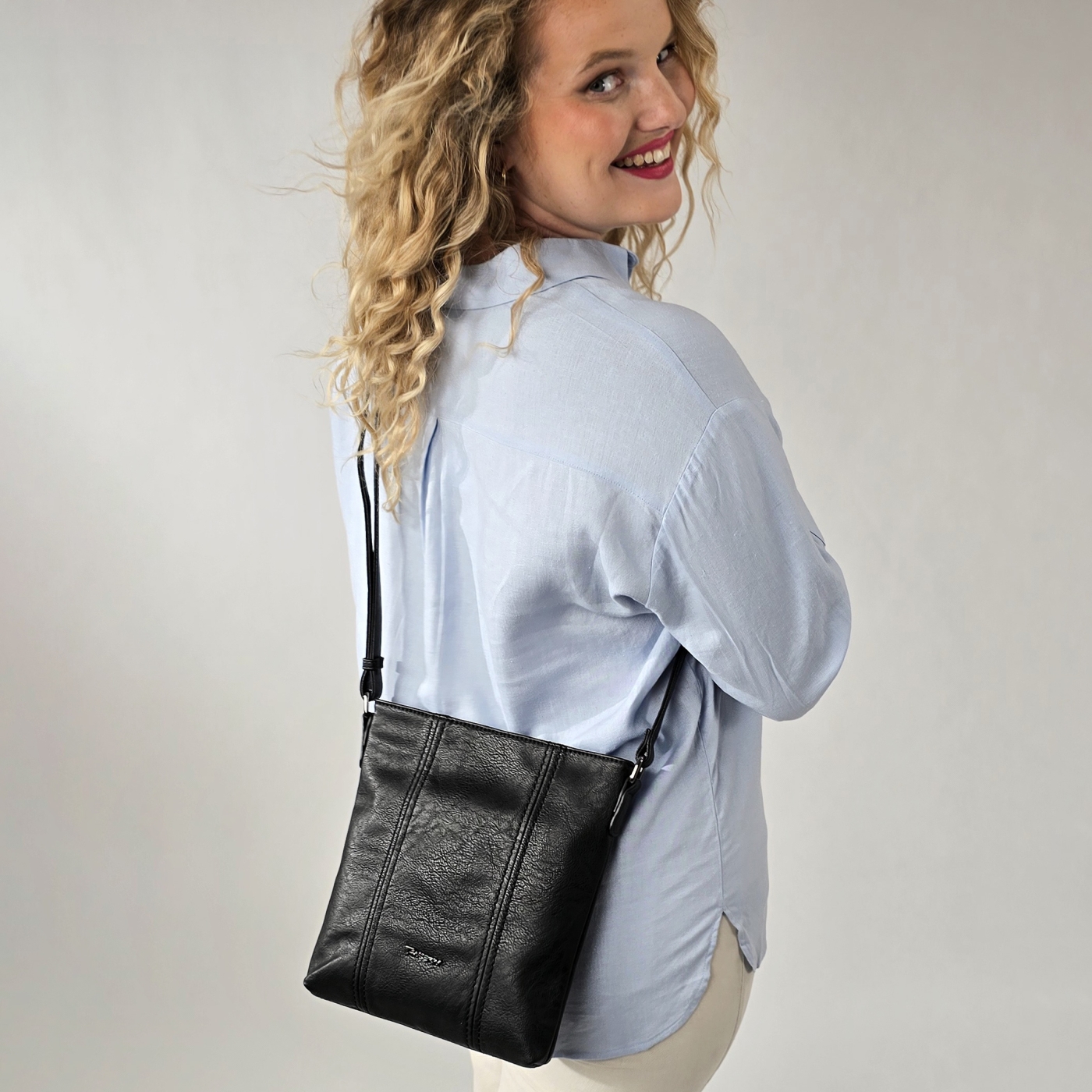 Malá sportovní crossbody kabelka Tangerin materiál syntetická kůže zapínání na zip barva černá velikost malá 8011 C Lifestyle