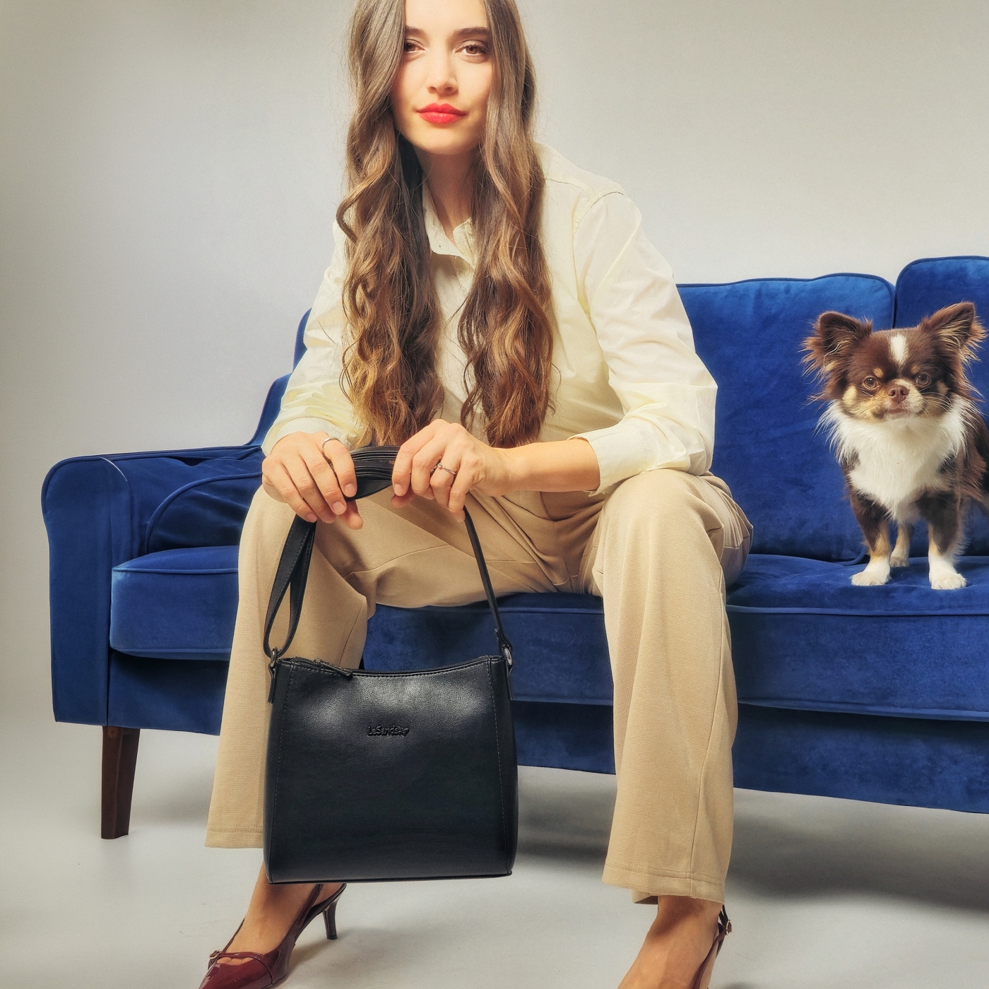 Minimalistická crossbody kabelka do města Le Sands materiál syntetická kůže zapínání na zip barva černá velikost malá 7706 C Lifestyle