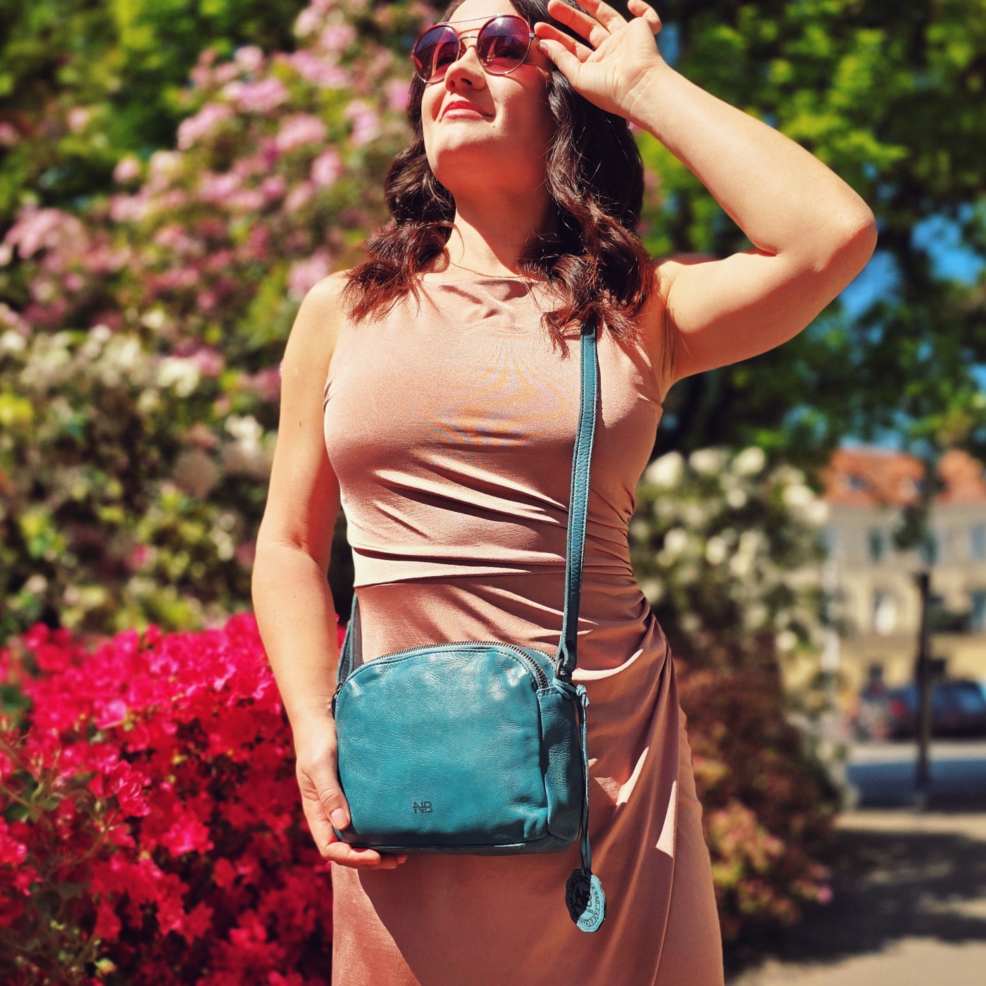 Kvalitní kožená crossbody kabelka Noelia Bolger materiál kůže zapínání na zip barva tyrkysová velikost malá NB 2408 TYR Lifestyle