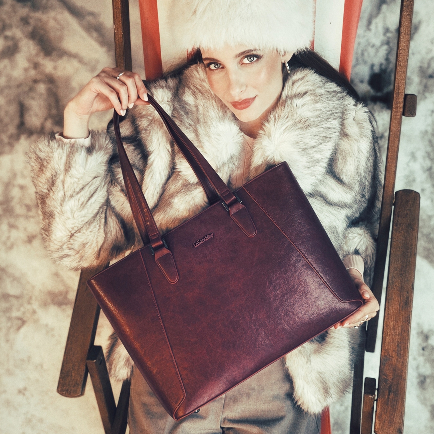 Prostorná shopper kabelka s ozdobným šátkem Le Sands materiál syntetická kůže zapínání na zip barva vínová velikost velká 7705 BO Lifestyle