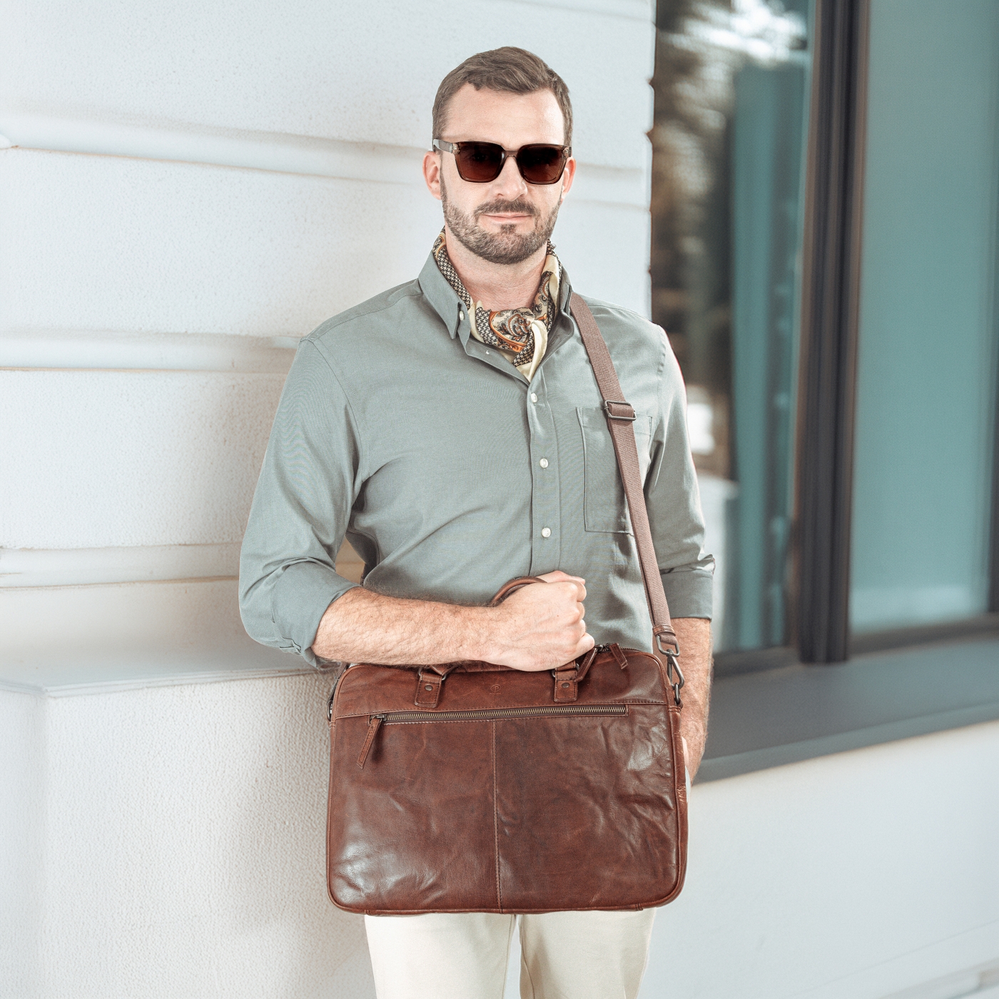 Kožená pánská taška s přihrádkami na notebook Poyem materiál kůže zapínání na zip barva hnědá velikost velká 2222 Poyem H Lifestyle