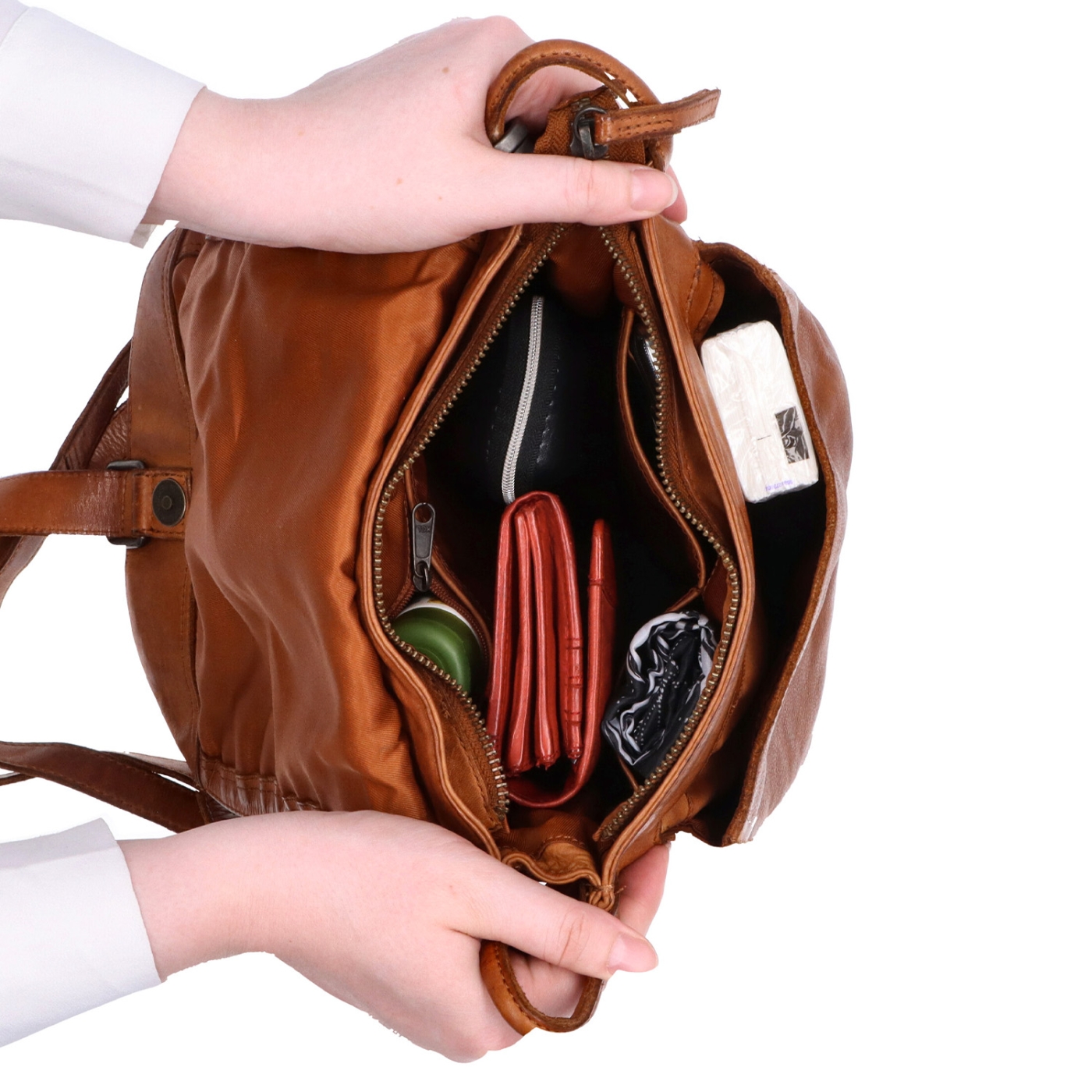 Kožená crossbody kabelka se zdobenou klopou Noelia Bolger materiál kůže zapínání s klopou barva koňaková velikost střední NB 2030 KO Vnitřek