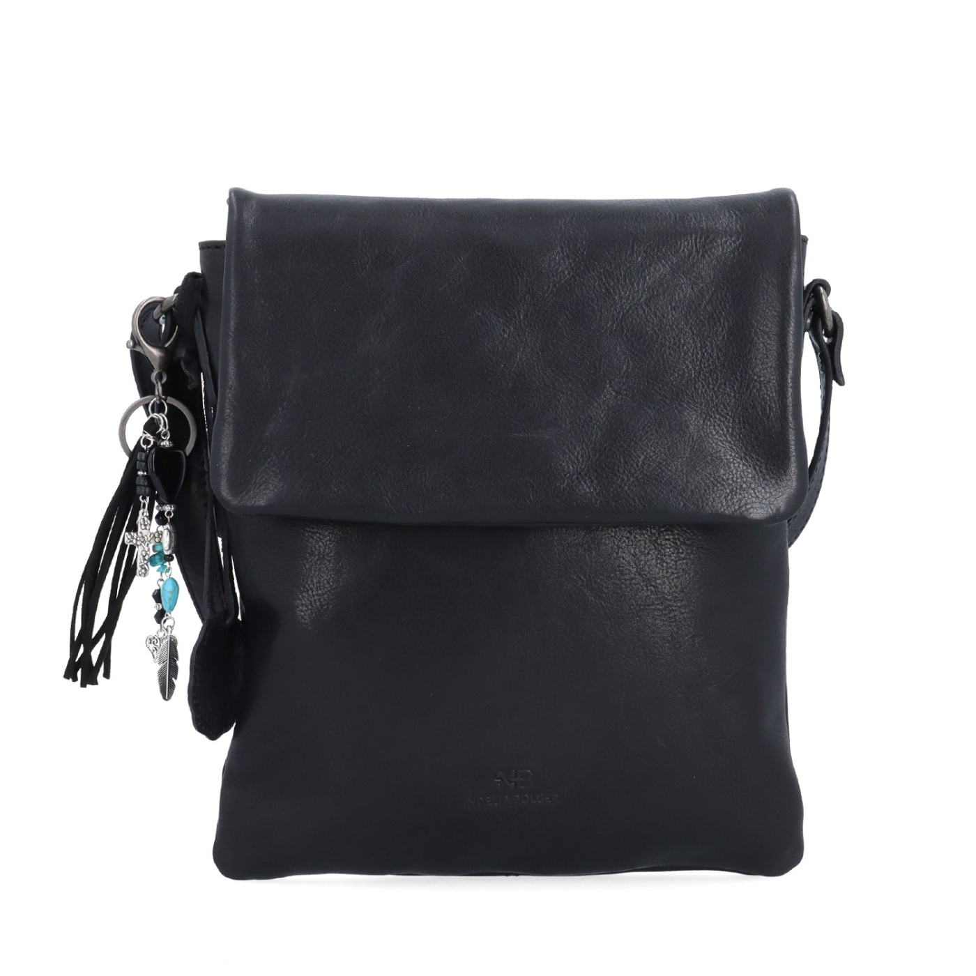 Kožená crossbody kabelka s klopou a přívěskem Noelia Bolger materiál kůže zapínání s klopou barva černá velikost malá NB 3108 C Zepředu