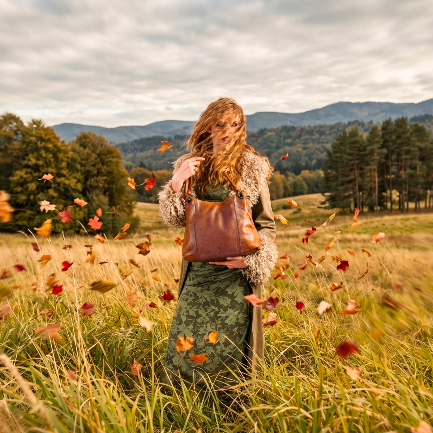 Kožená kabelka přes rameno s bočními kapsami Noelia Bolger materiál kůže zapínání na zip barva koňaková velikost střední NB 2063 KO Lifestyle