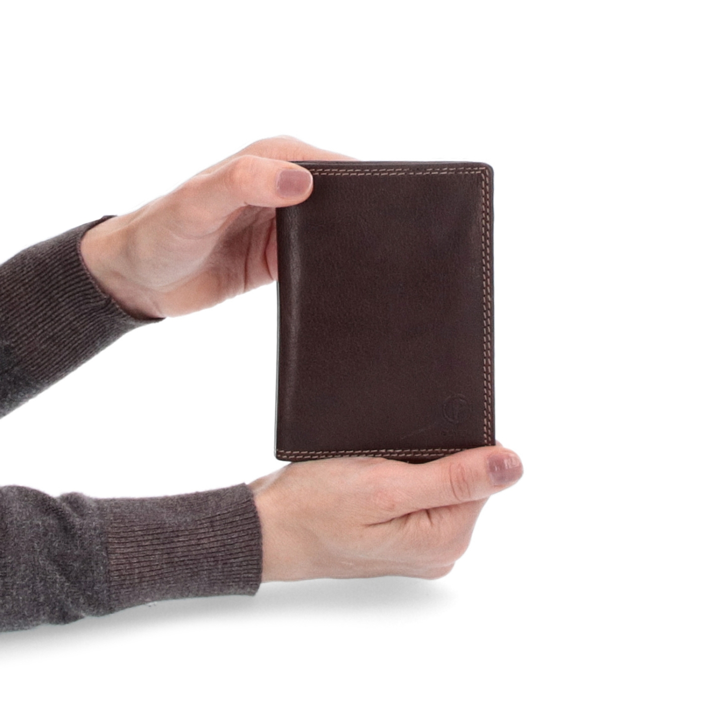 Praktická kožená dokladovka Poyem materiál kůže zapínání Bez zapínání barva hnědá velikost malá 5226 Poyem H V ruce