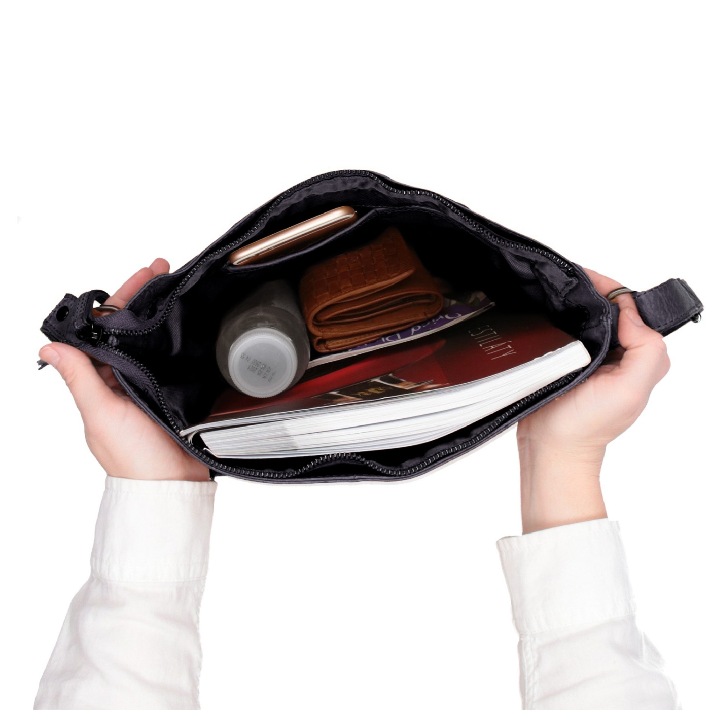 Kožená crossbody kabelka s prošíváním Noelia Bolger materiál kůže zapínání na zip barva černá velikost střední NB 2002 C Vnitřek