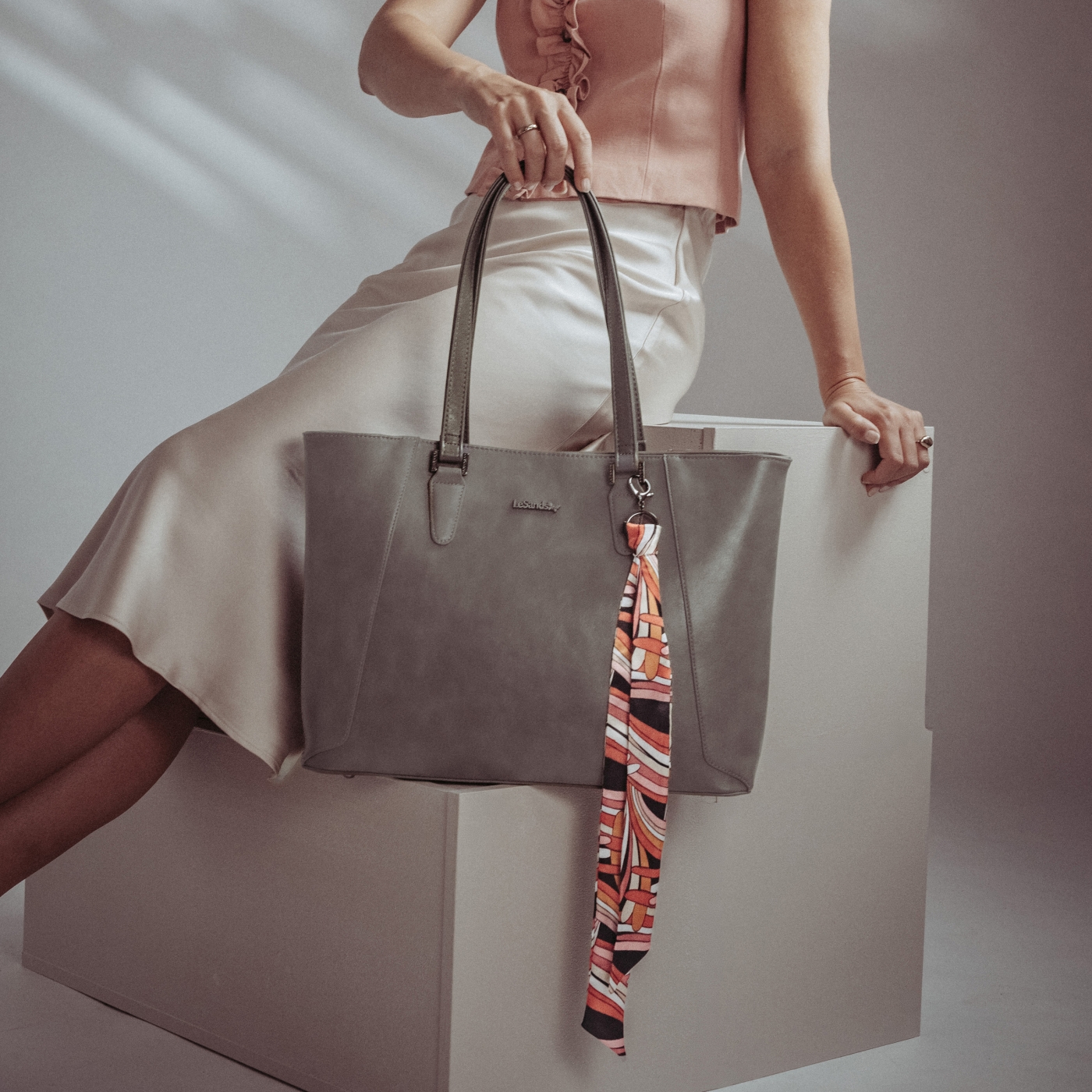 Prostorná shopper kabelka s ozdobným šátkem Le Sands materiál syntetická kůže zapínání na zip barva taupe velikost velká 7705 T Lifestyle