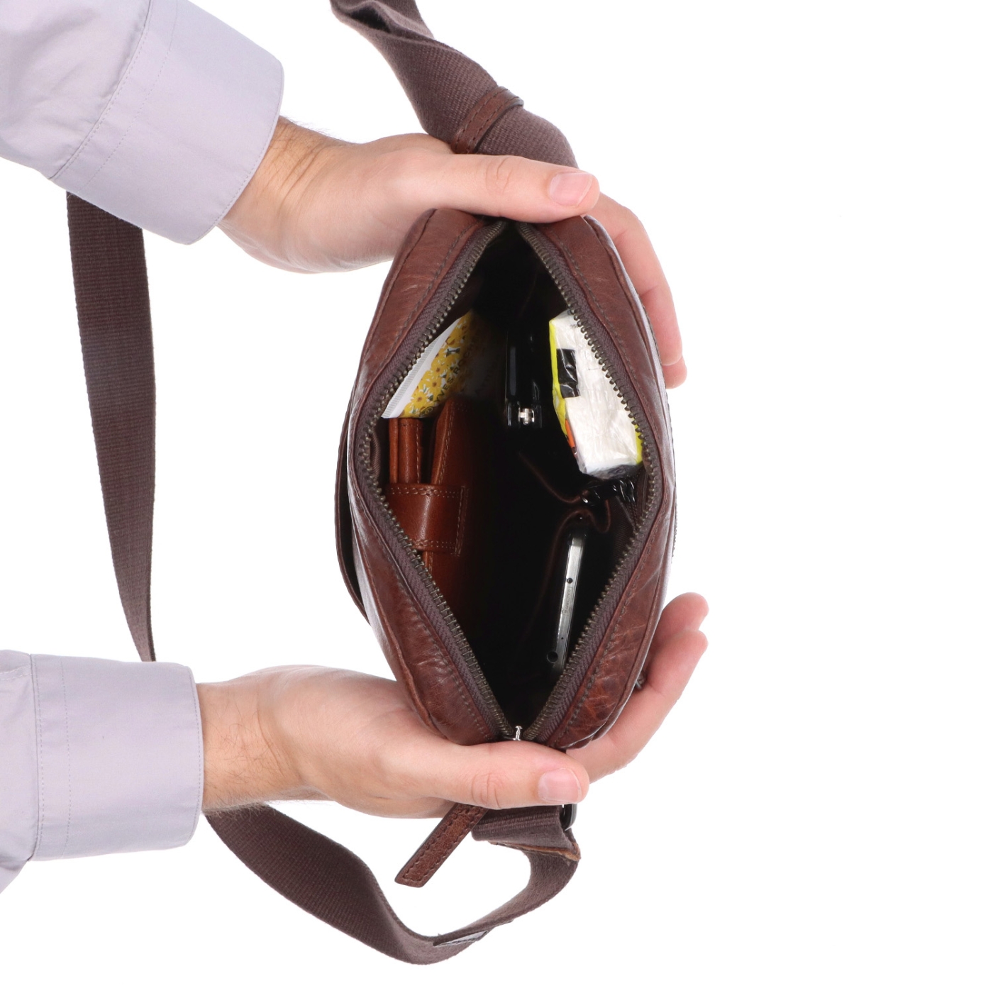 Kožená crossbody taška Poyem materiál kůže barva hnědá velikost malá 2200 Poyem H Vnitřek