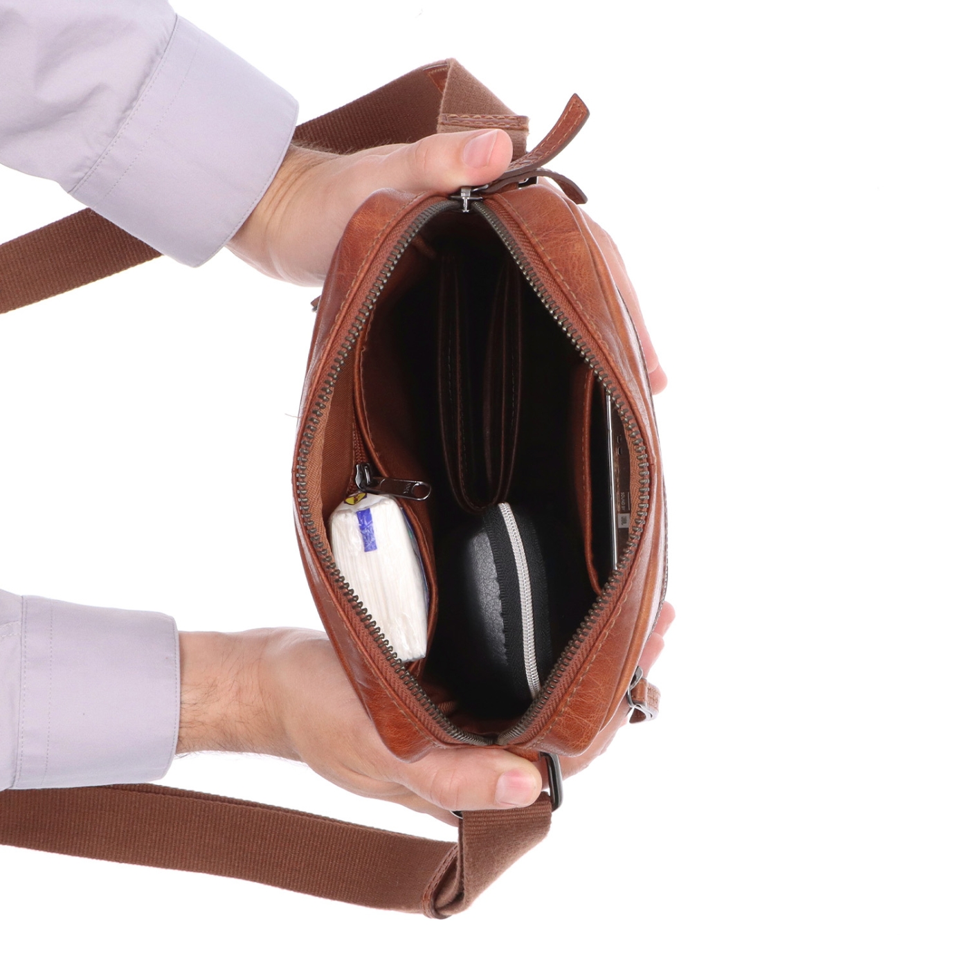 Kožená crossbody taška Poyem materiál kůže barva koňaková velikost malá 2206 Poyem KO Vnitřek