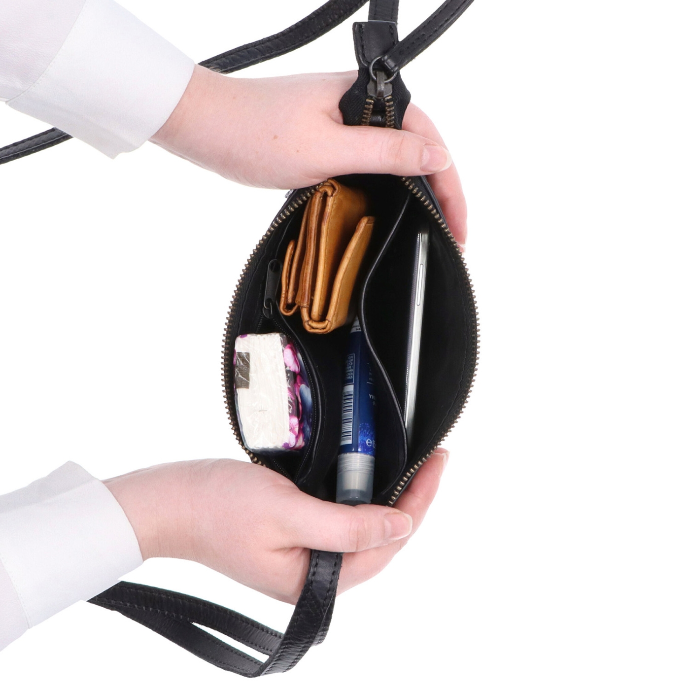 Malá elegantní kožená crossbody kabelka Noelia Bolger materiál kůže zapínání na zip barva černá velikost malá NB 2420 C Vnitřek
