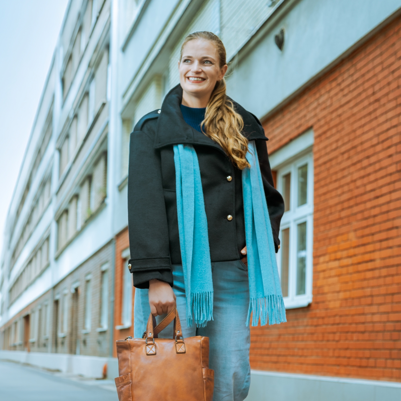 Elegantní jednobarevná šála s třásněmi Noelia Bolger materiál Polyester s příměsí vlny barva modrá KZ003 - 06 Lifestyle