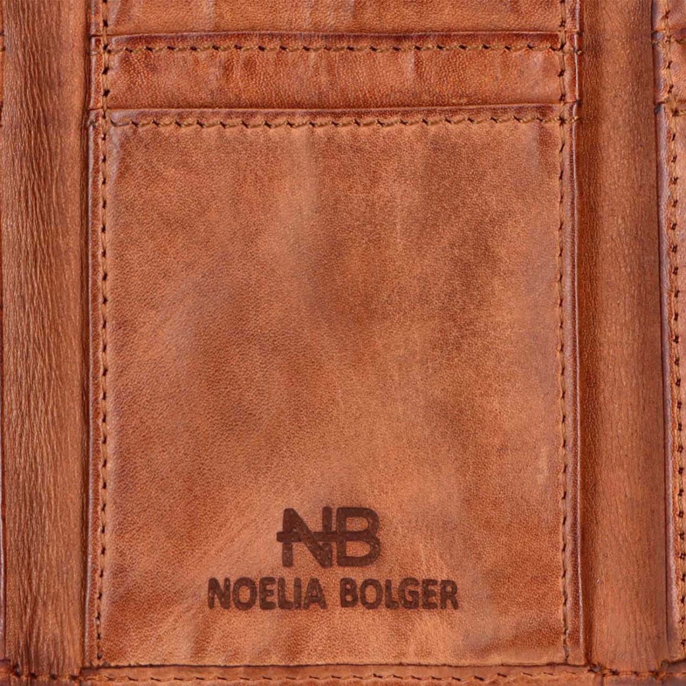 Minimalistická kožená peněženka s prošíváním Noelia Bolger materiál kůže zapínání na cvoček barva koňaková velikost malá 5129 NB KO Logo