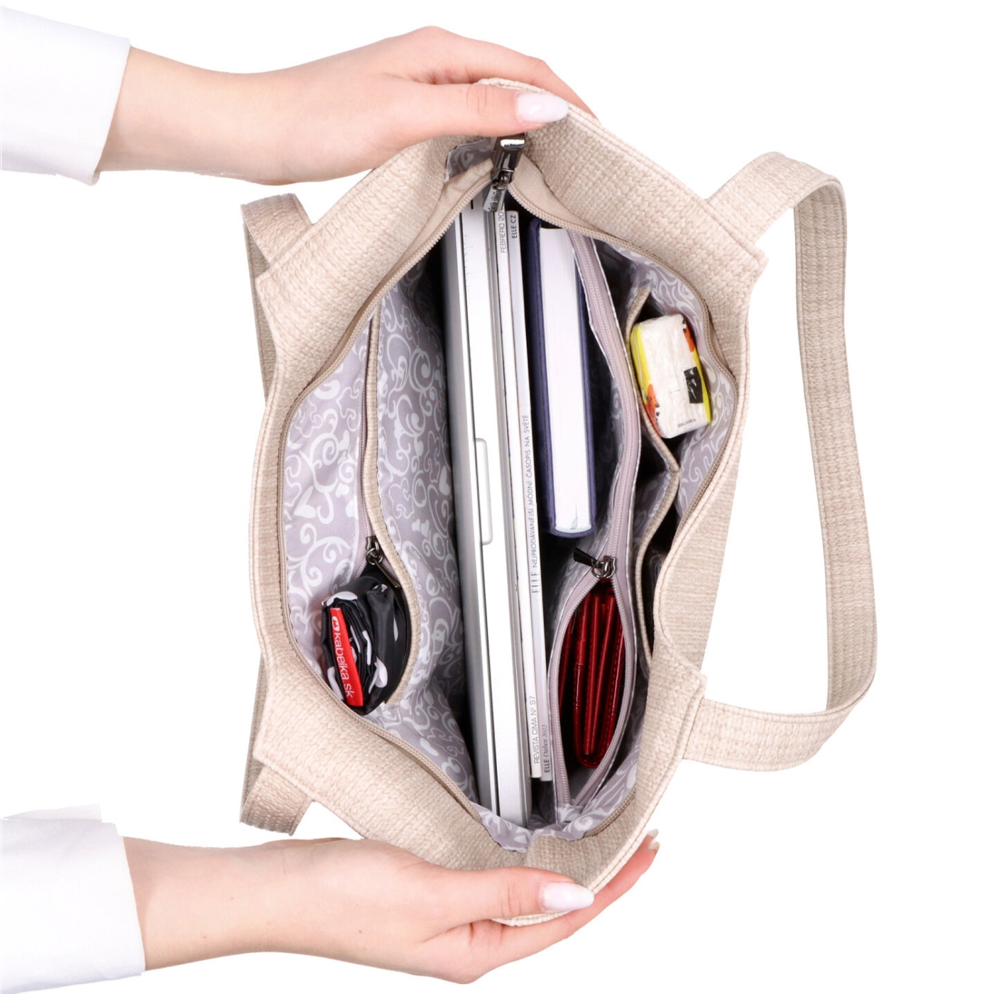 Prostorná kabelka s více kapsami a jemným vzorem Carmelo materiál syntetická kůže zapínání na zip barva béžová velikost velká 4342 BE Vnitřek