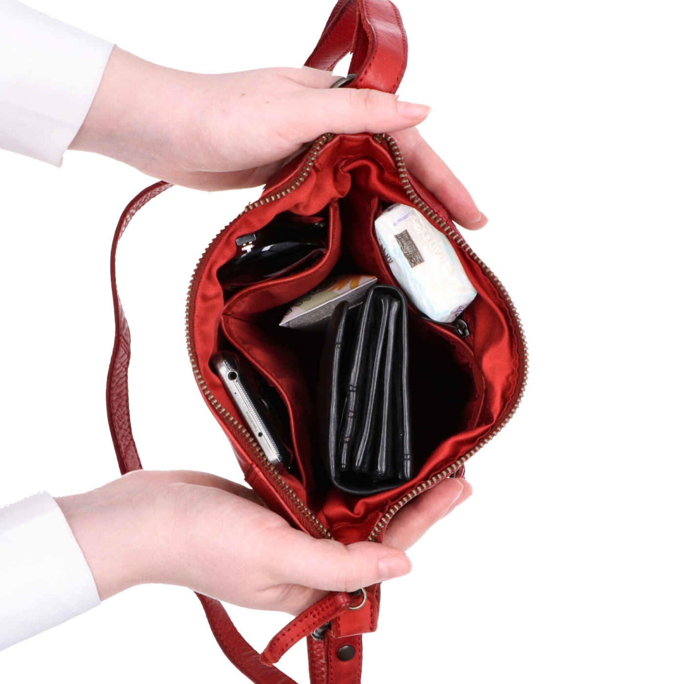 Malá kožená crossbody s prošitím Noelia Bolger materiál kůže zapínání na zip barva červená velikost malá NB 2086 CV Vnitřek