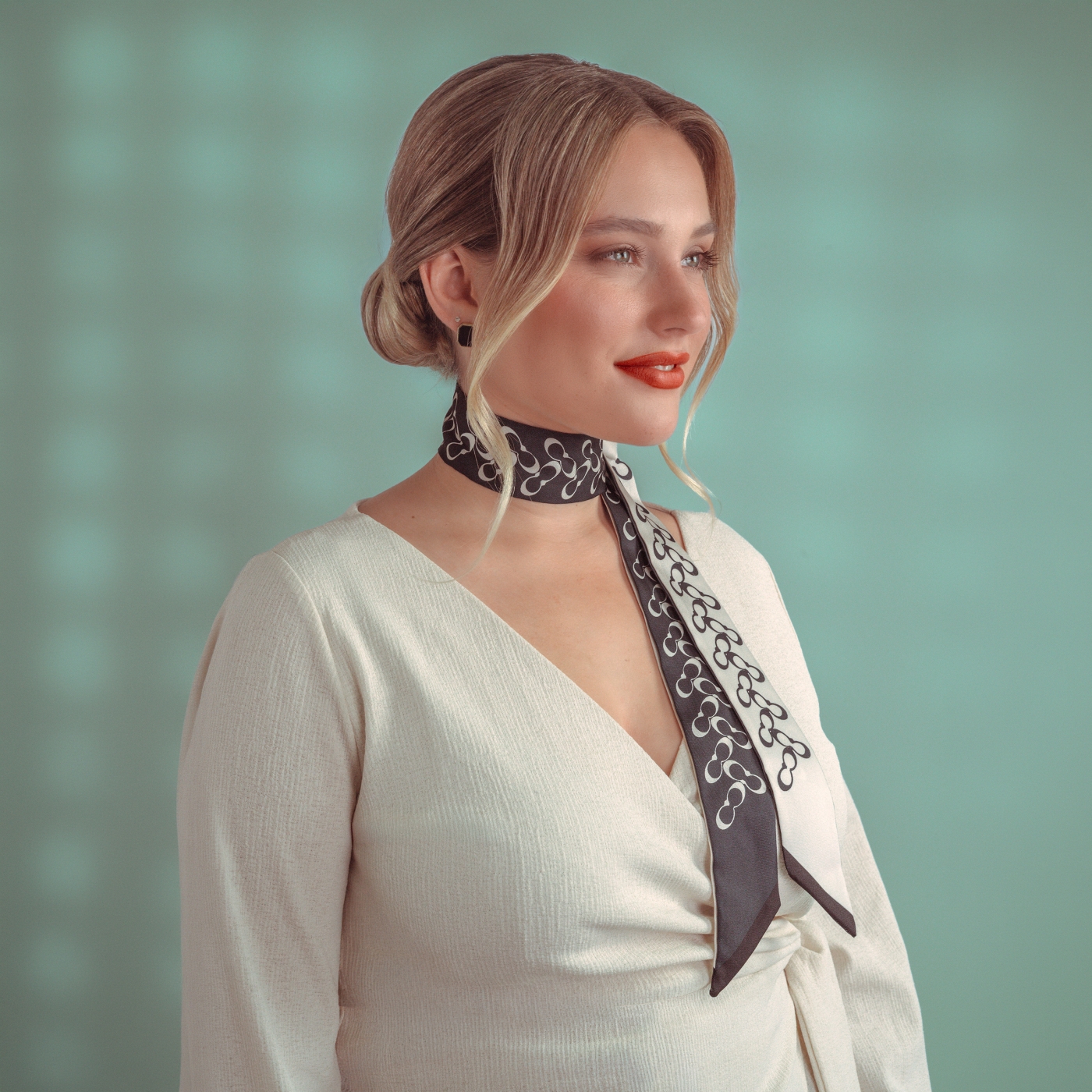 Úzký šátek s elegantním vzorem Noelia Bolger materiál polyester barva multicolor S012 - 01 Lifestyle