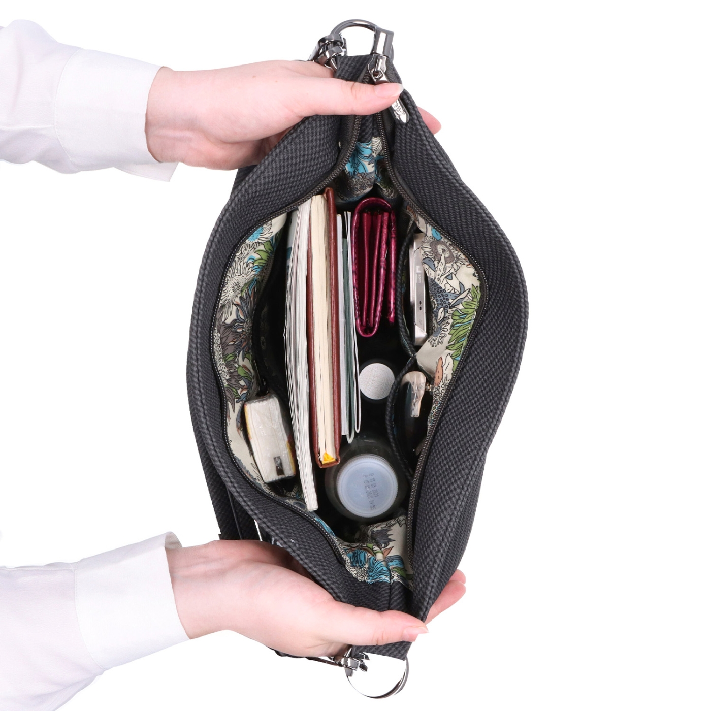 Městská kabelka stylu hobobag s odnímatelným popruhem Tangerin materiál syntetická kůže zapínání na zip barva šedá velikost střední 4367 ANT Vnitřek