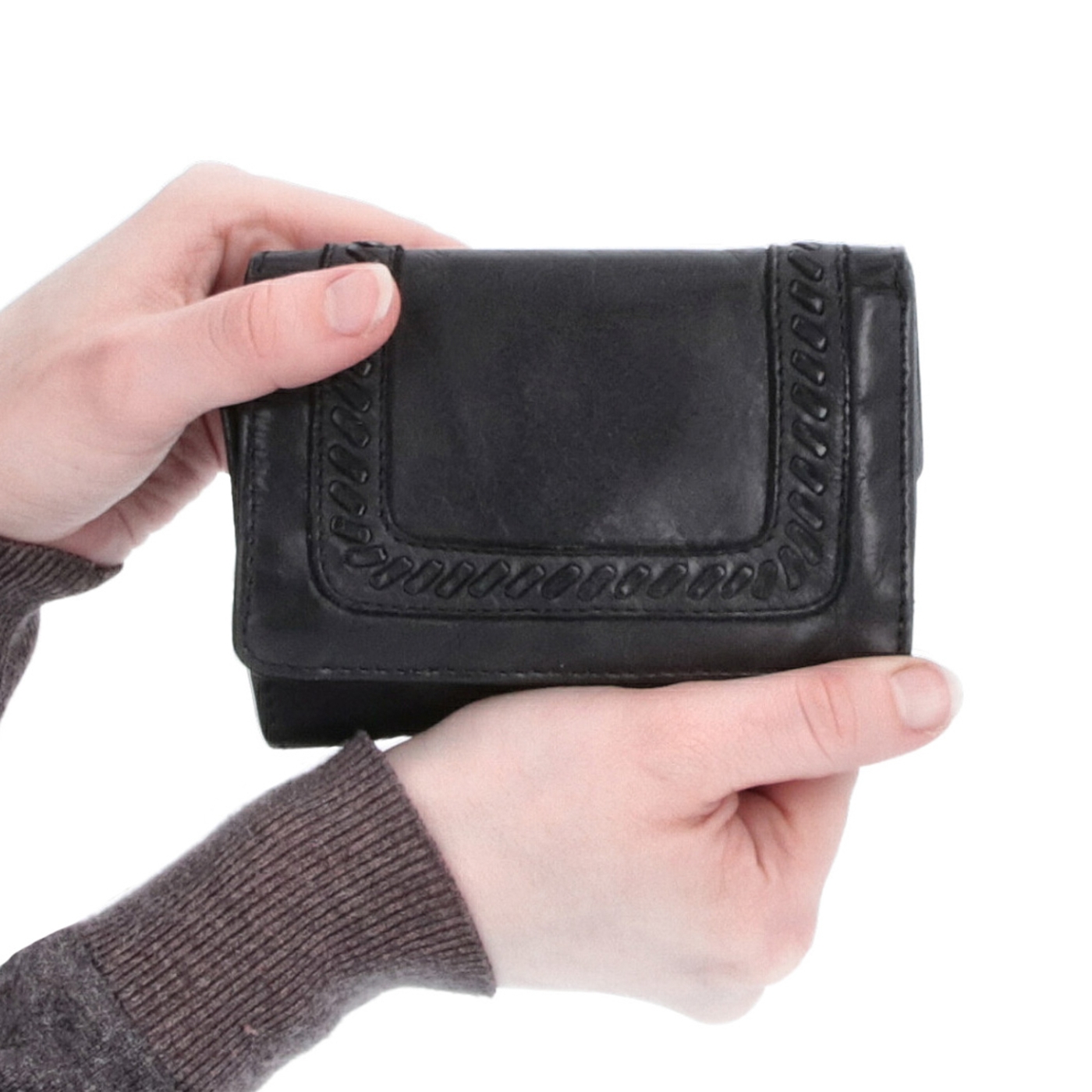 Kožená peněženka s proplétaným detailem Noelia Bolger materiál kůže zapínání na cvoček barva černá velikost střední 5120 NB C V ruce