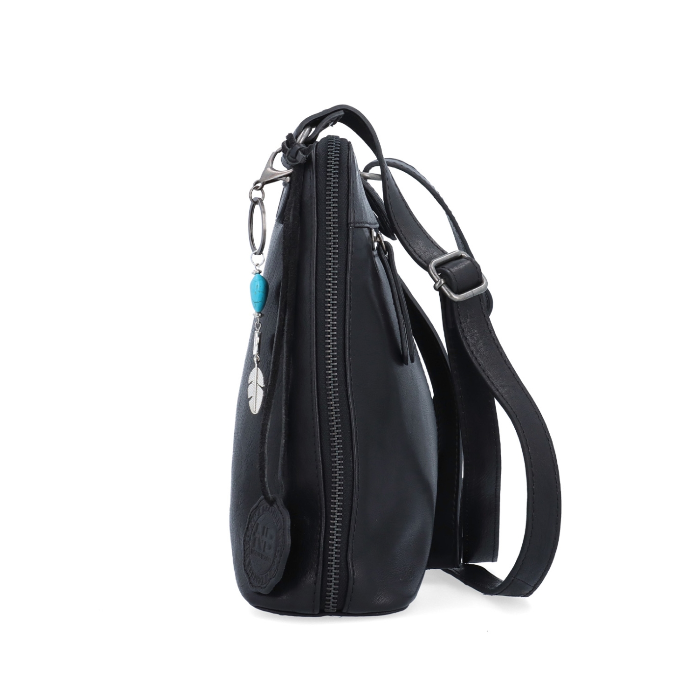 Elegantní kožená crossbody kabelka s přívěskem Noelia Bolger materiál kůže zapínání na zip barva černá velikost malá NB 3107 C Z boku