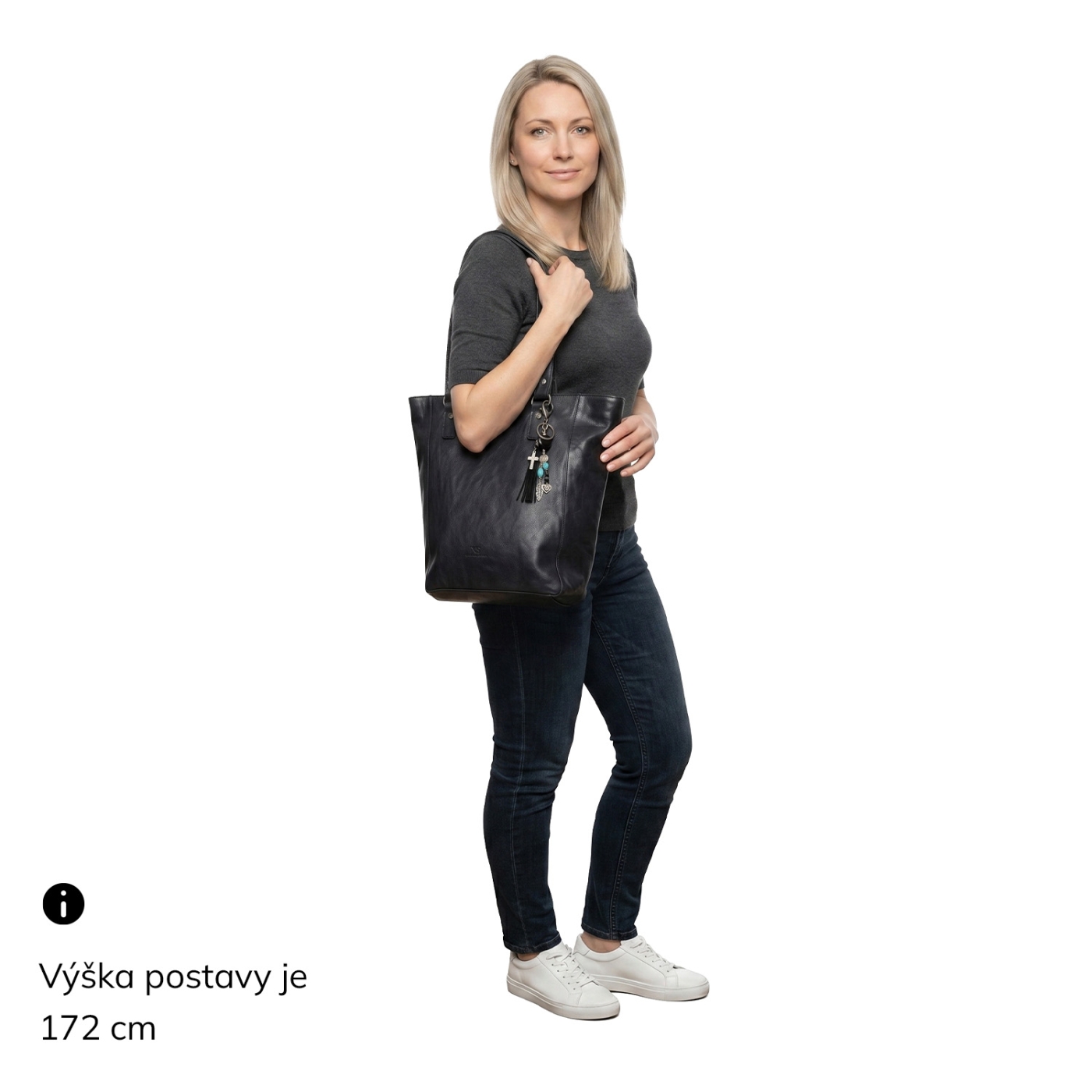 Dámská kožená shopperka s přívěskem Noelia Bolger materiál kůže zapínání na zip barva černá velikost velká NB 3103 C Na postavě
