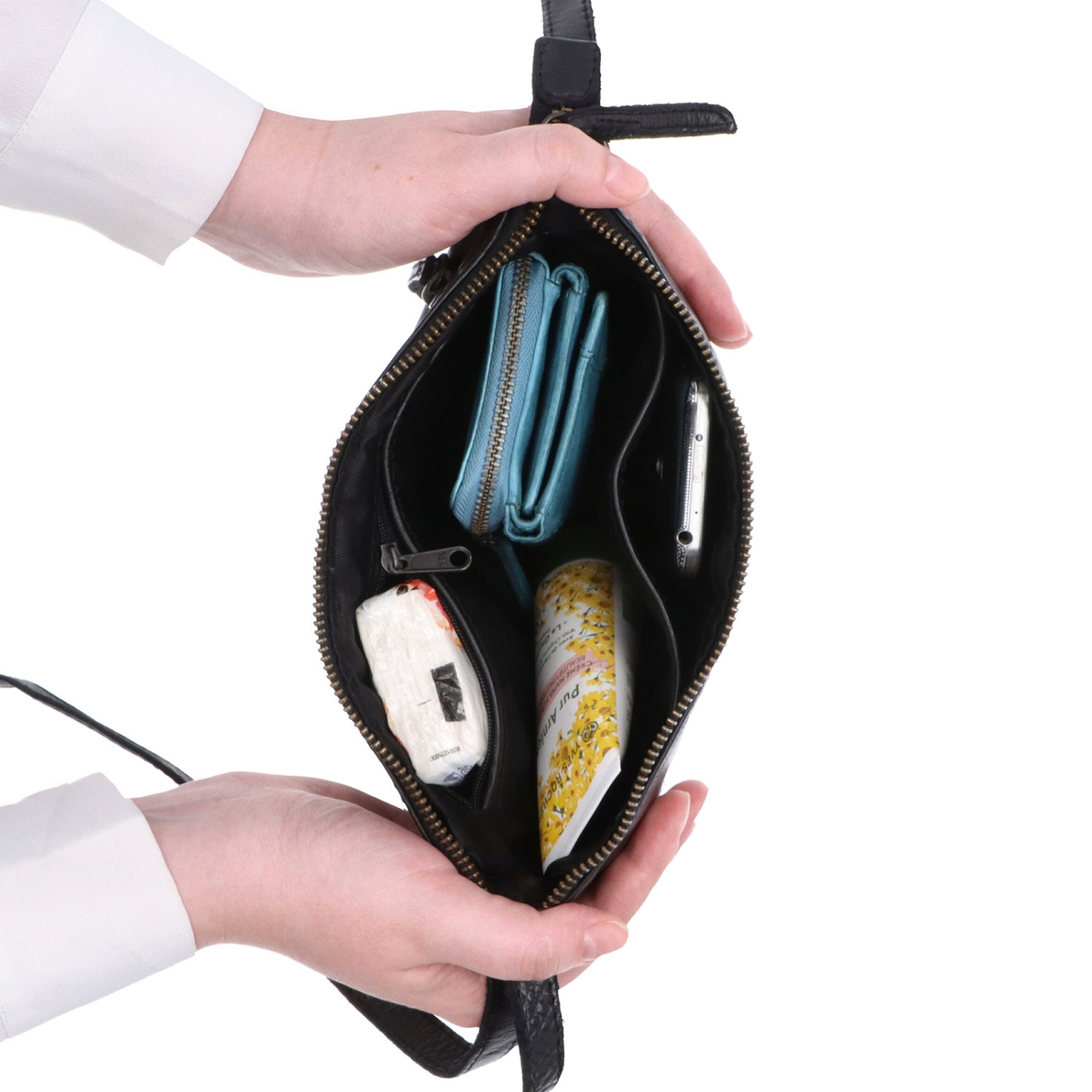 Kožená crossbody s čistými liniemi Noelia Bolger materiál kůže zapínání na zip barva černá velikost malá NB 2414 C Vnitřek