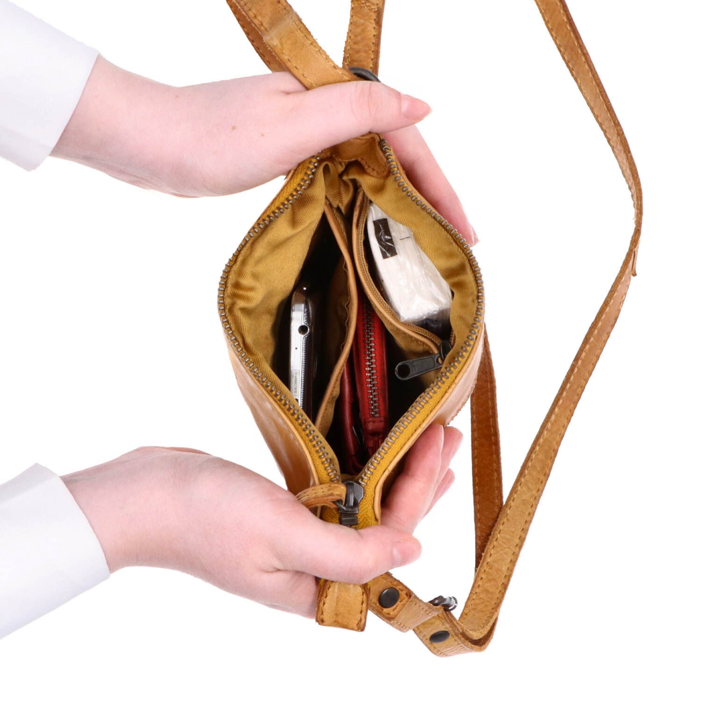 Malá kožená crossbody se zapínáním na zip Noelia Bolger materiál kůže zapínání na zip barva žlutá velikost malá NB 2090 ZLU Vnitřek