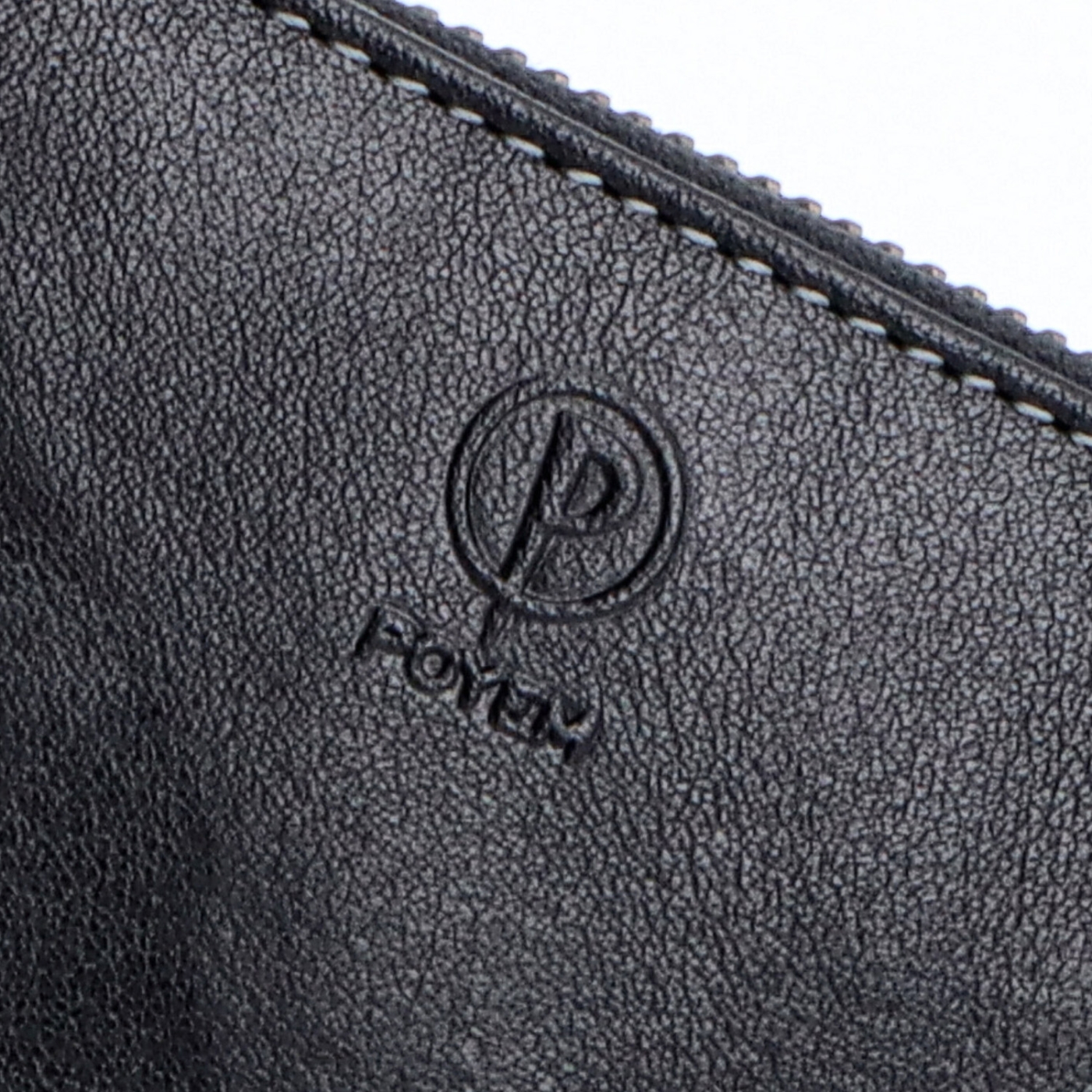 Kožená peněženka penál Poyem materiál kůže zapínání na zip barva černá velikost velká 5212 Poyem C Logo