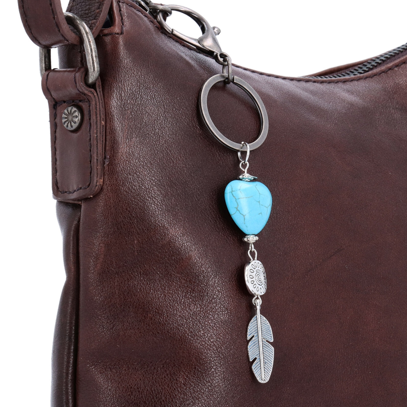 Kožená crossbody kabelka s přívěskem Noelia Bolger materiál kůže zapínání na zip barva hnědá velikost malá NB 3100 H Detail