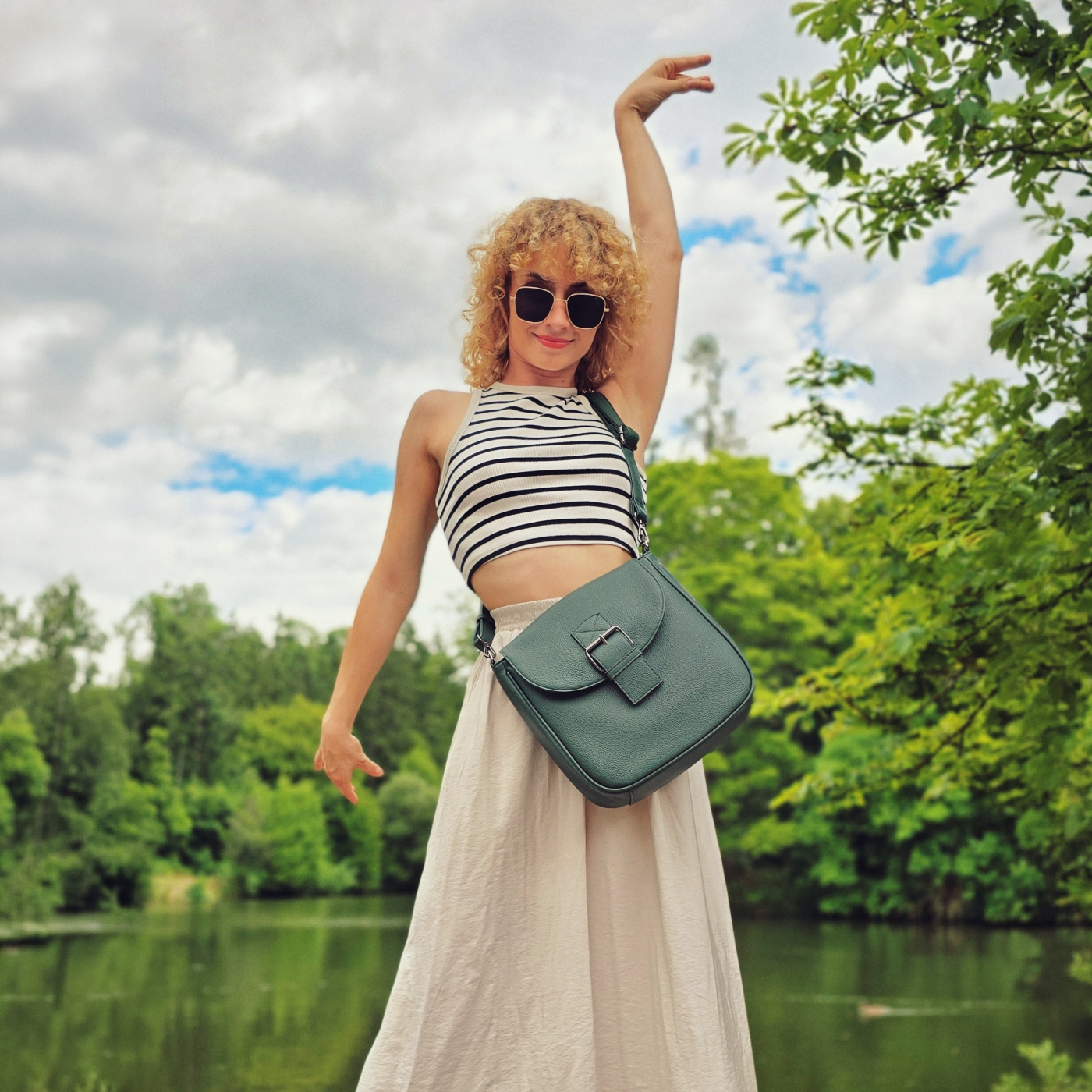 Syntetická crossbody kabelka s výraznou sponou Carmelo materiál syntetická kůže zapínání s klopou barva zelená velikost střední 4363 TZE Lifestyle
