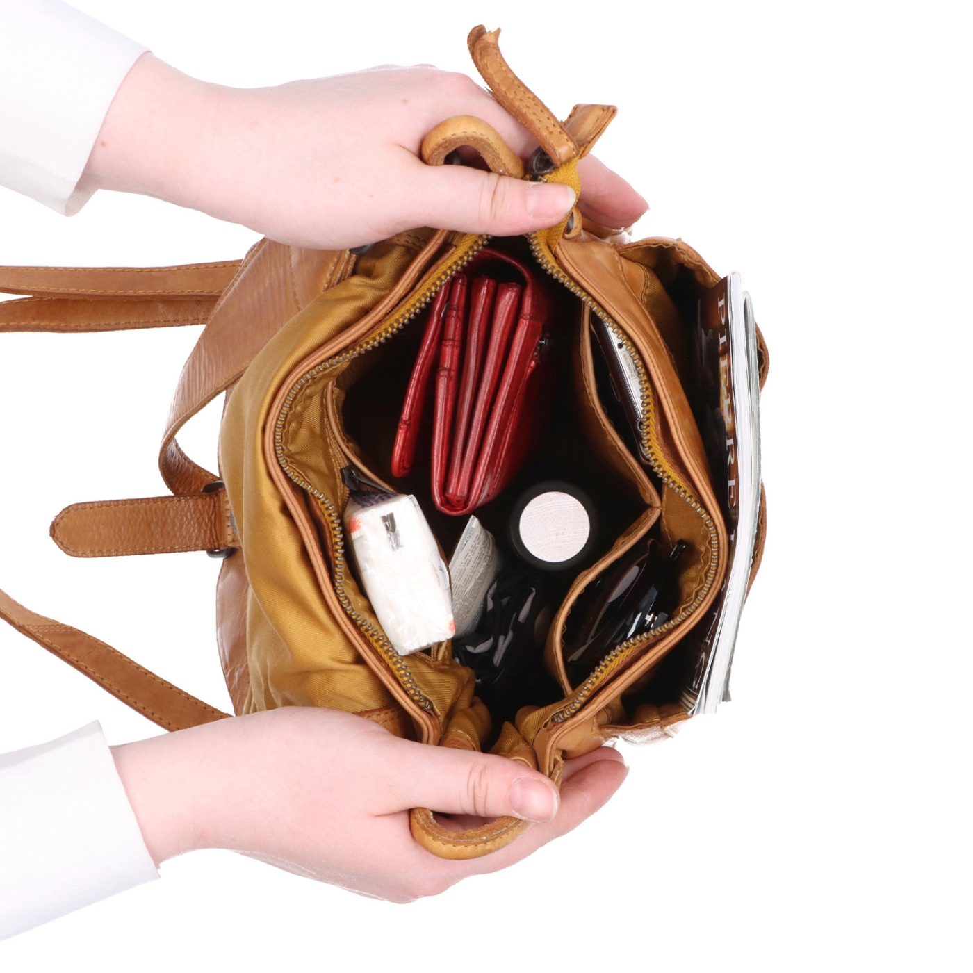 Kožená crossbody kabelka se zdobenou klopou Noelia Bolger materiál kůže zapínání s klopou barva žlutá velikost střední NB 2030 ZLU Vnitřek