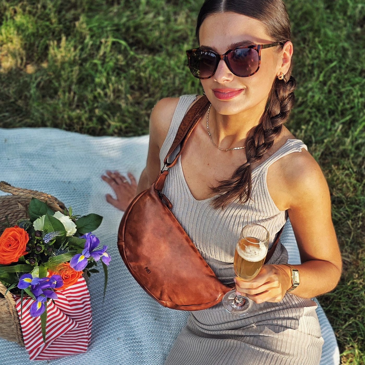 Malá kožená moonbag kabelka Noelia Bolger materiál kůže zapínání na zip barva koňaková velikost malá NB 2411 KO Lifestyle