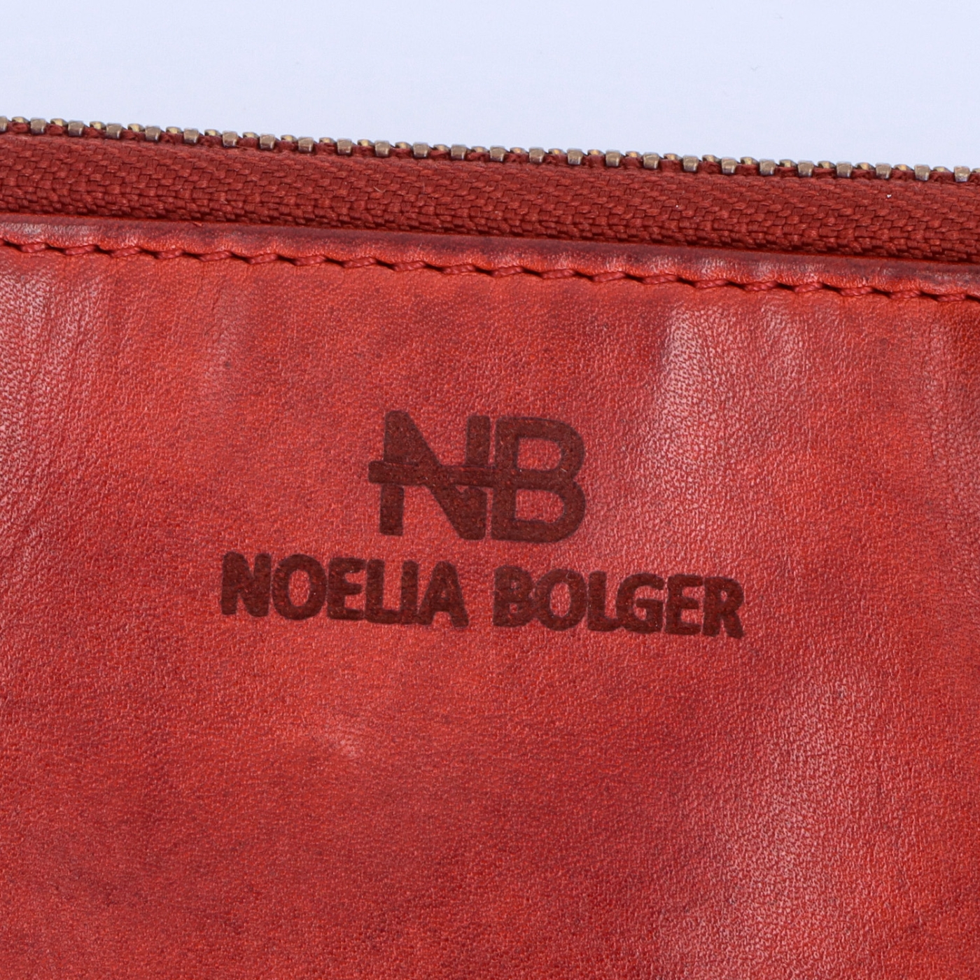Kožená peněženka s kapsou na zip Noelia Bolger materiál kůže zapínání na cvoček barva červená velikost malá 5136 NB CV Logo