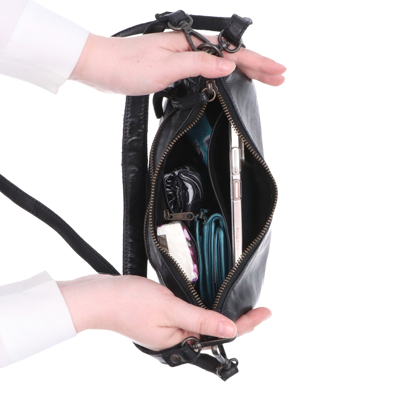 Módní kožená kabelka se dvěma popruhy Noelia Bolger materiál kůže zapínání na zip barva černá velikost malá NB 2425 C Vnitřek