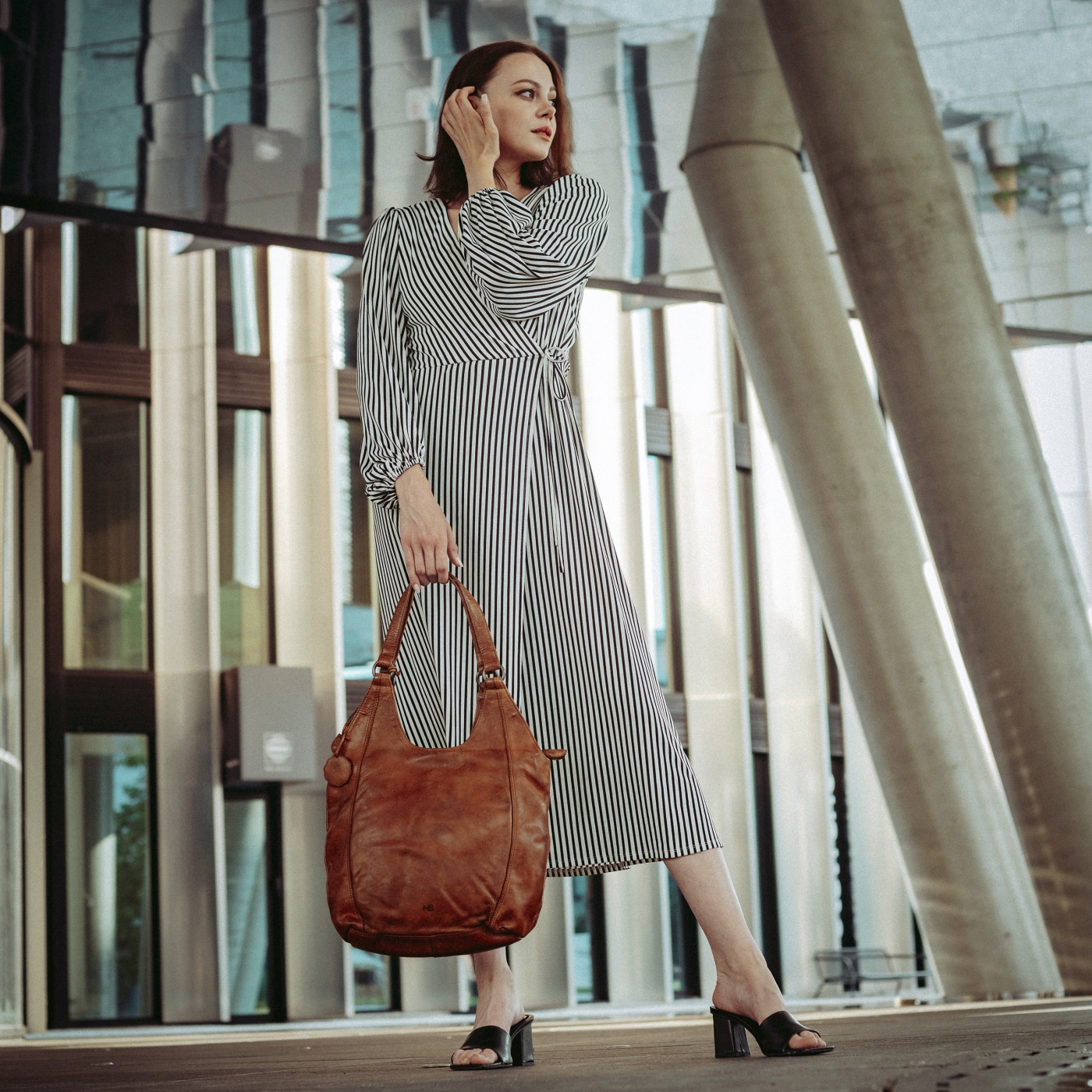 Elegantní kožená shopper kabelka s prošitím Noelia Bolger materiál kůže zapínání na zip barva koňaková velikost střední NB 2044 KO Lifestyle