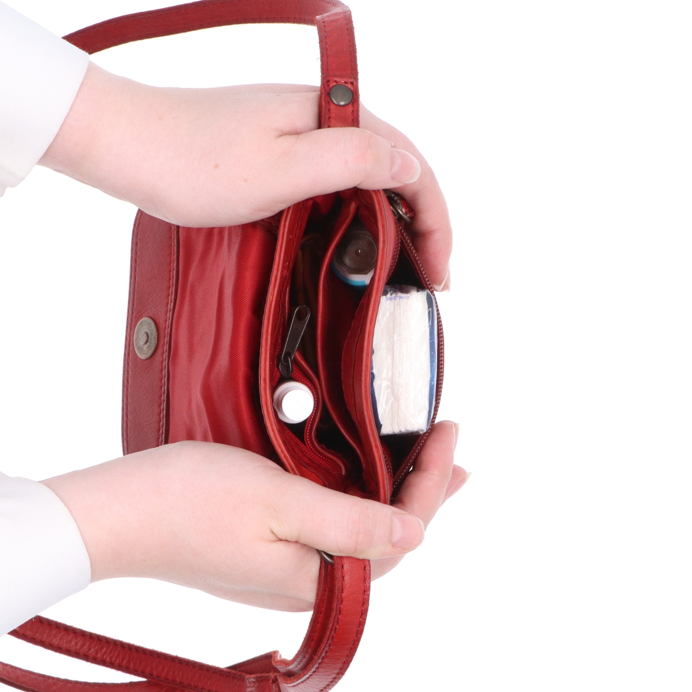 Kožená crossbody taška s klopou Noelia Bolger materiál kůže zapínání s klopou barva červená velikost malá NB 2418 CV Vnitřek