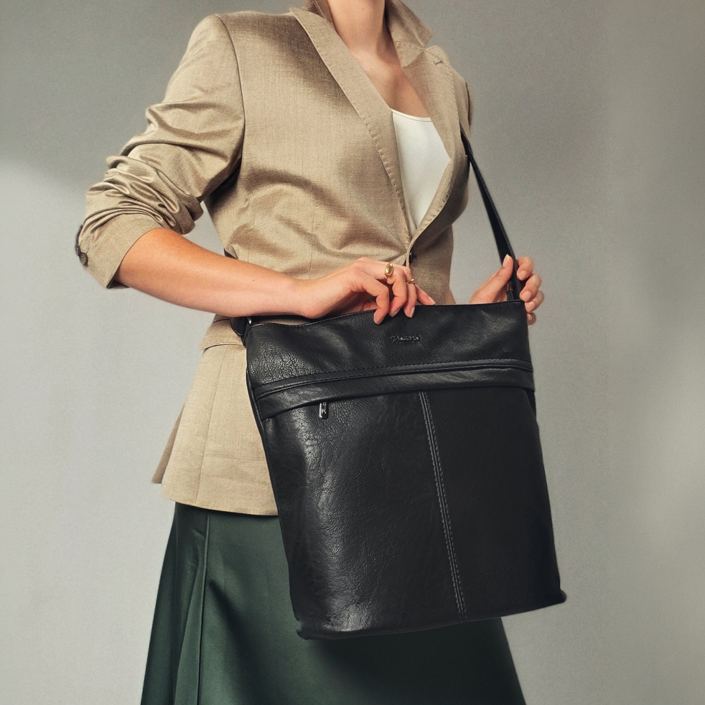 Velká crossbody kabelka z měkké syntetické kůže Tangerin materiál syntetická kůže zapínání na zip barva černá velikost velká 8001 C Lifestyle