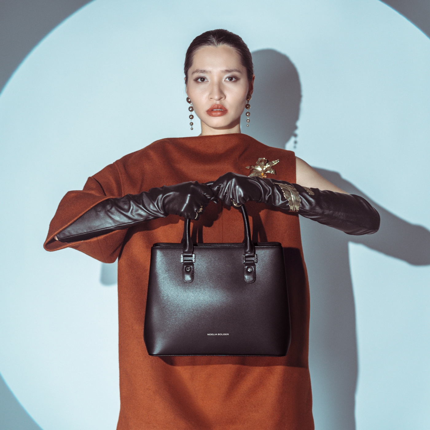 Elegantní kožená kabelka Noelia Bolger materiál kůže zapínání na zip barva černá velikost střední NB 0053 C Lifestyle