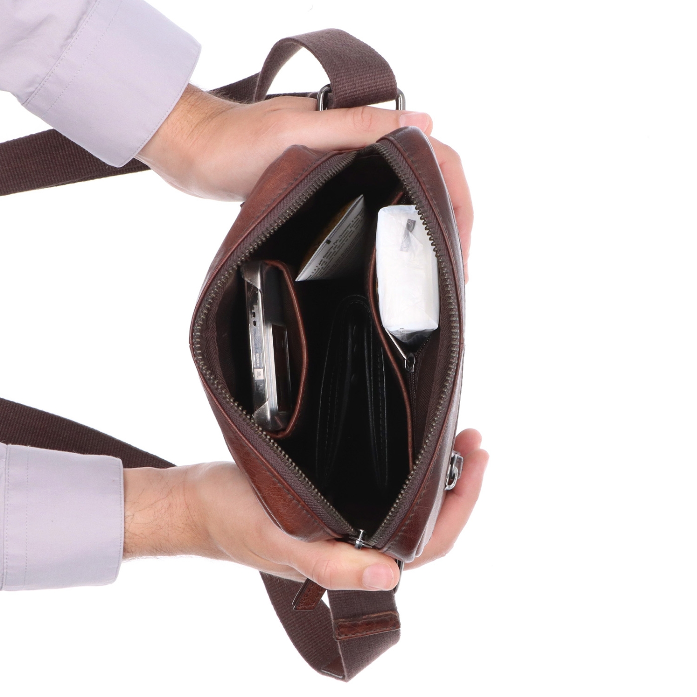 Kožená crossbody taška Poyem materiál kůže barva hnědá velikost malá 2206 Poyem H Vnitřek