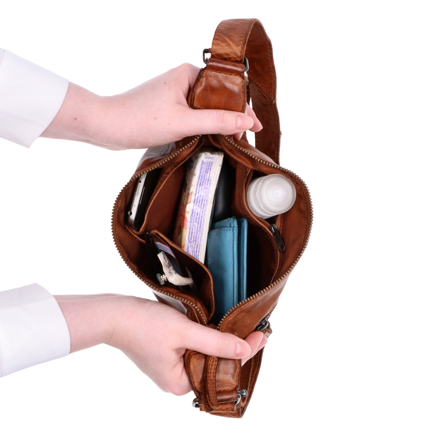 Malá kožená moonbag kabelka Noelia Bolger materiál kůže zapínání na zip barva koňaková velikost malá NB 2411 KO Vnitřek
