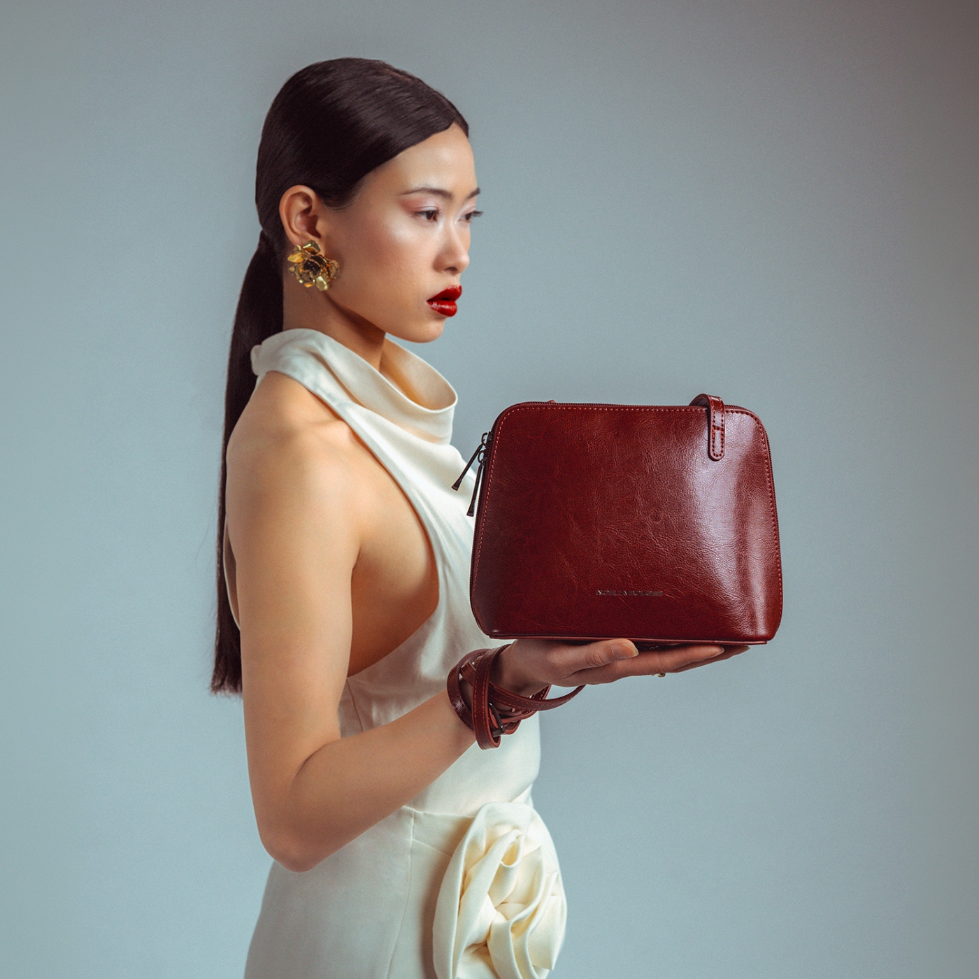 Kožená crossbody kabelka s promyšleným členěním Noelia Bolger materiál kůže zapínání na zip barva červená velikost malá NB 0115 TCV Lifestyle