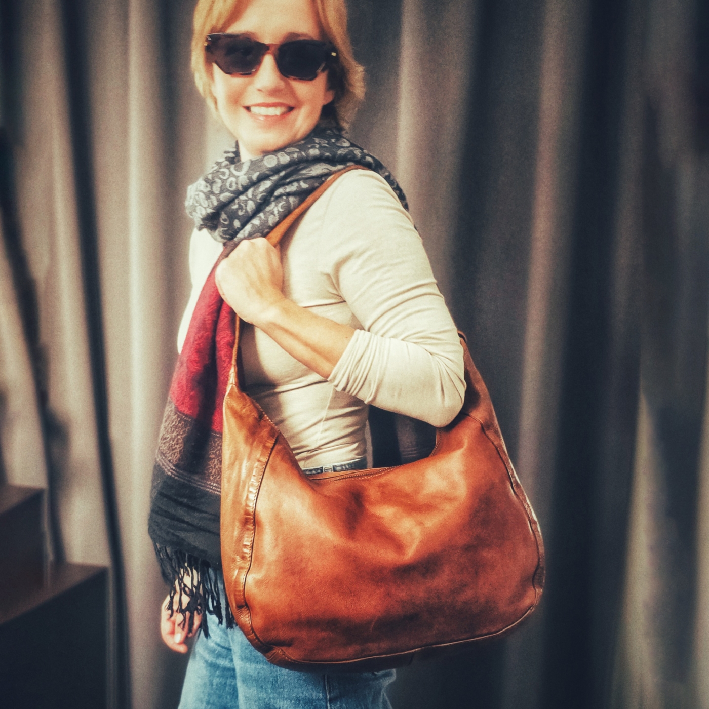 Kožená kabelka přes rameno ve tvaru půlměsíce Noelia Bolger materiál kůže zapínání na zip barva koňaková velikost střední NB 2410 KO Lifestyle