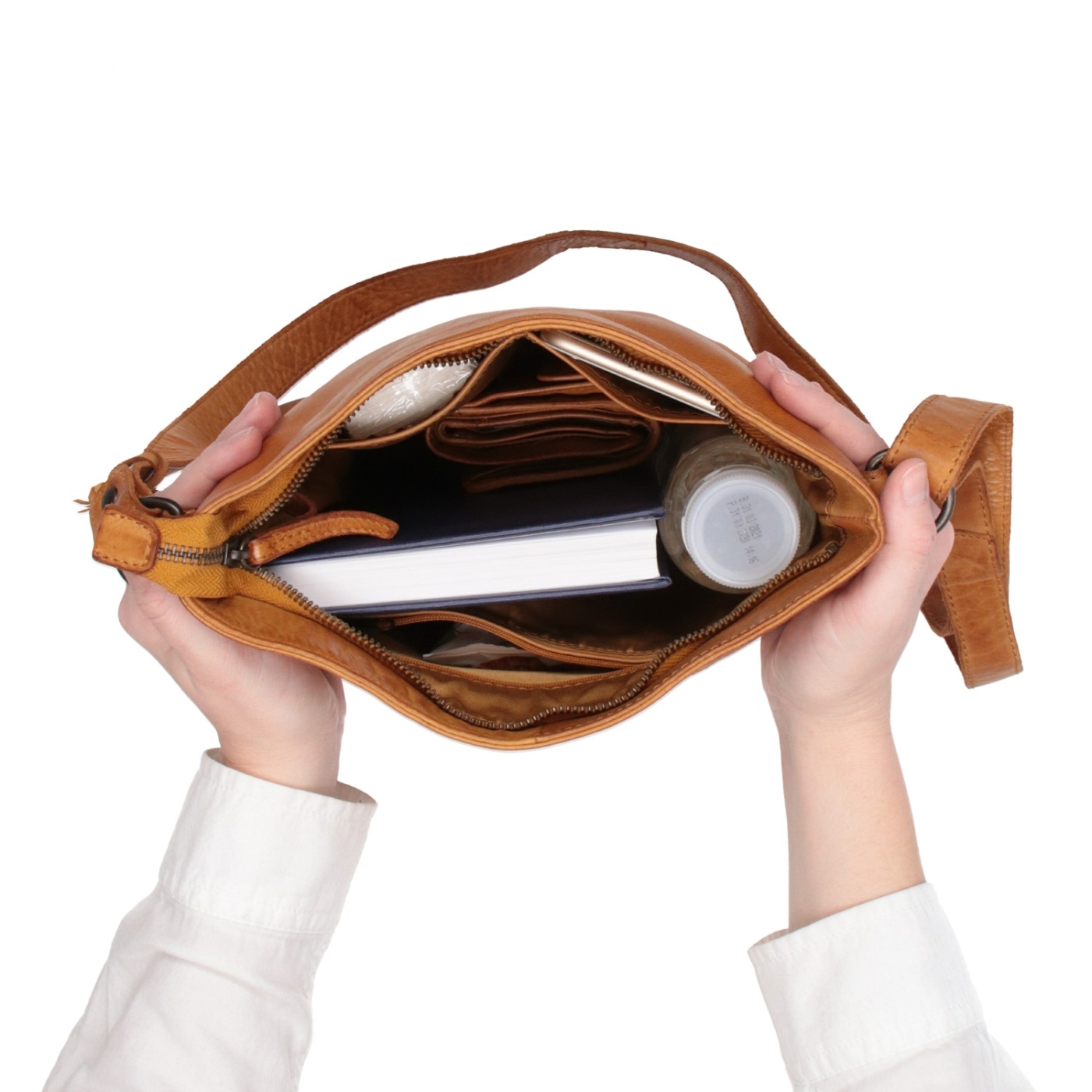 Kožená crossbody kabelka ve vintage stylu Noelia Bolger materiál kůže zapínání na zip barva černá velikost malá NB 2001 C Vnitřek