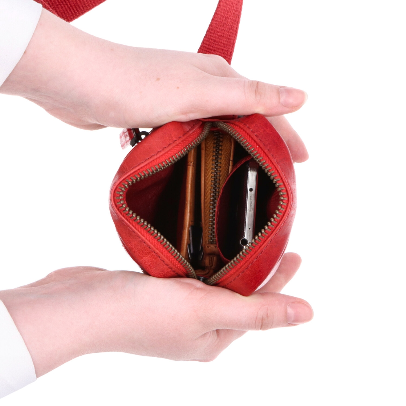 Malá kožená crossbody Poyem materiál kůže zapínání na zip barva červená velikost malá 2220 Poyem CV Vnitřek