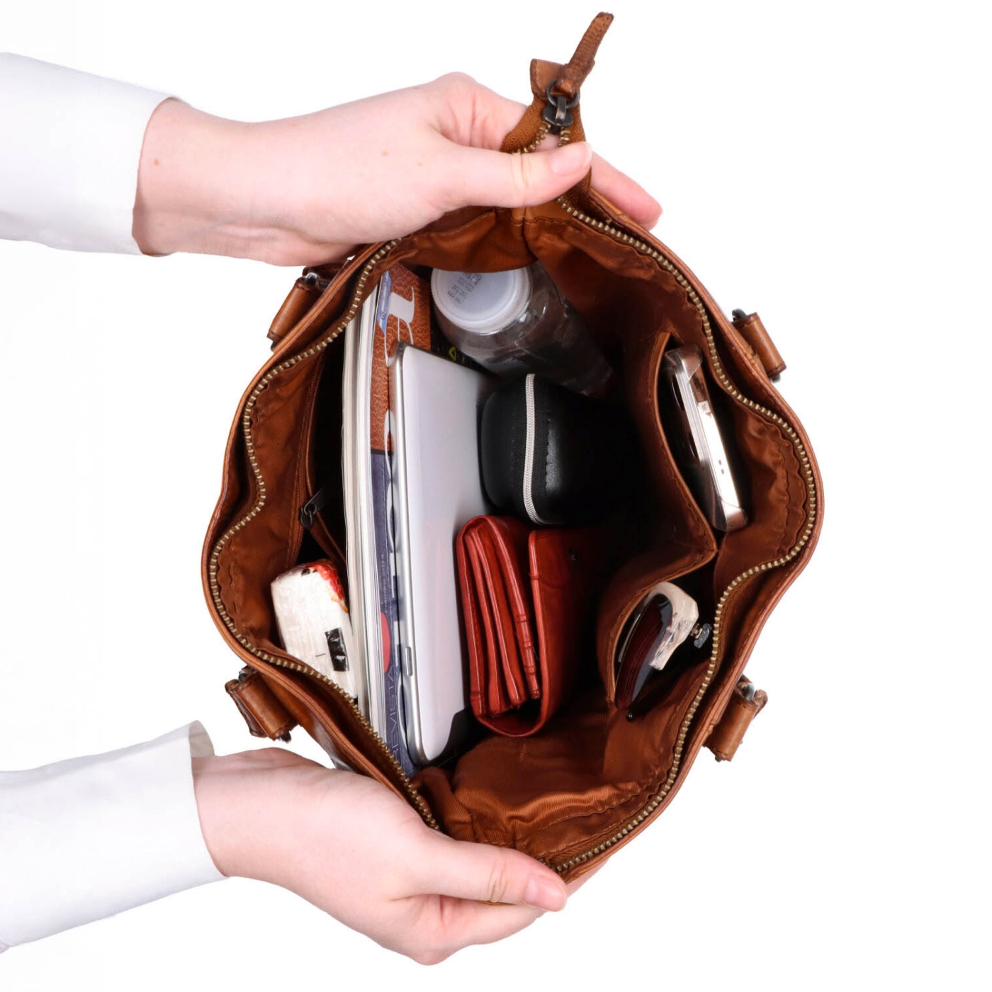 Prošívaná kožená shopper kabelka přes rameno Noelia Bolger materiál kůže zapínání na zip barva koňaková velikost střední NB 2062 KO Vnitřek