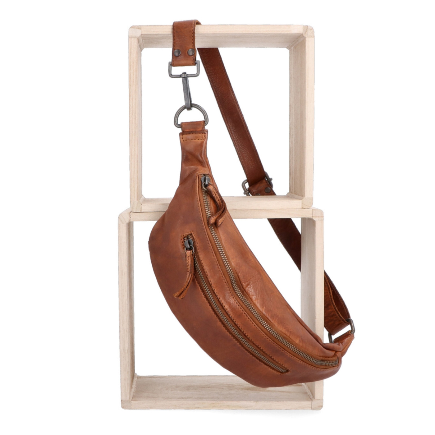 Moderní kožená crossbody ledvinka Noelia Bolger materiál kůže zapínání na zip barva koňaková velikost malá NB 2402 KO